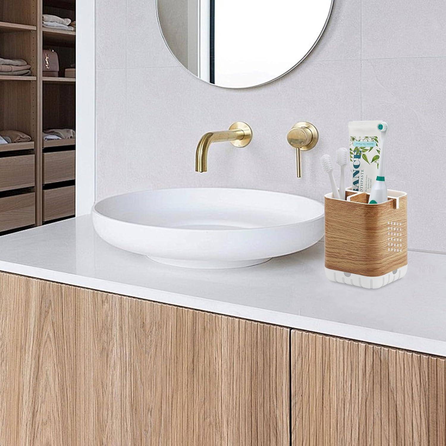 Modernes Badezimmerwaschtisch mit rundem Aufsatzwaschbecken, Messing-Wandarmatur, Spiegel und Zahnbürstenhalter auf der Arbeitsplatte.