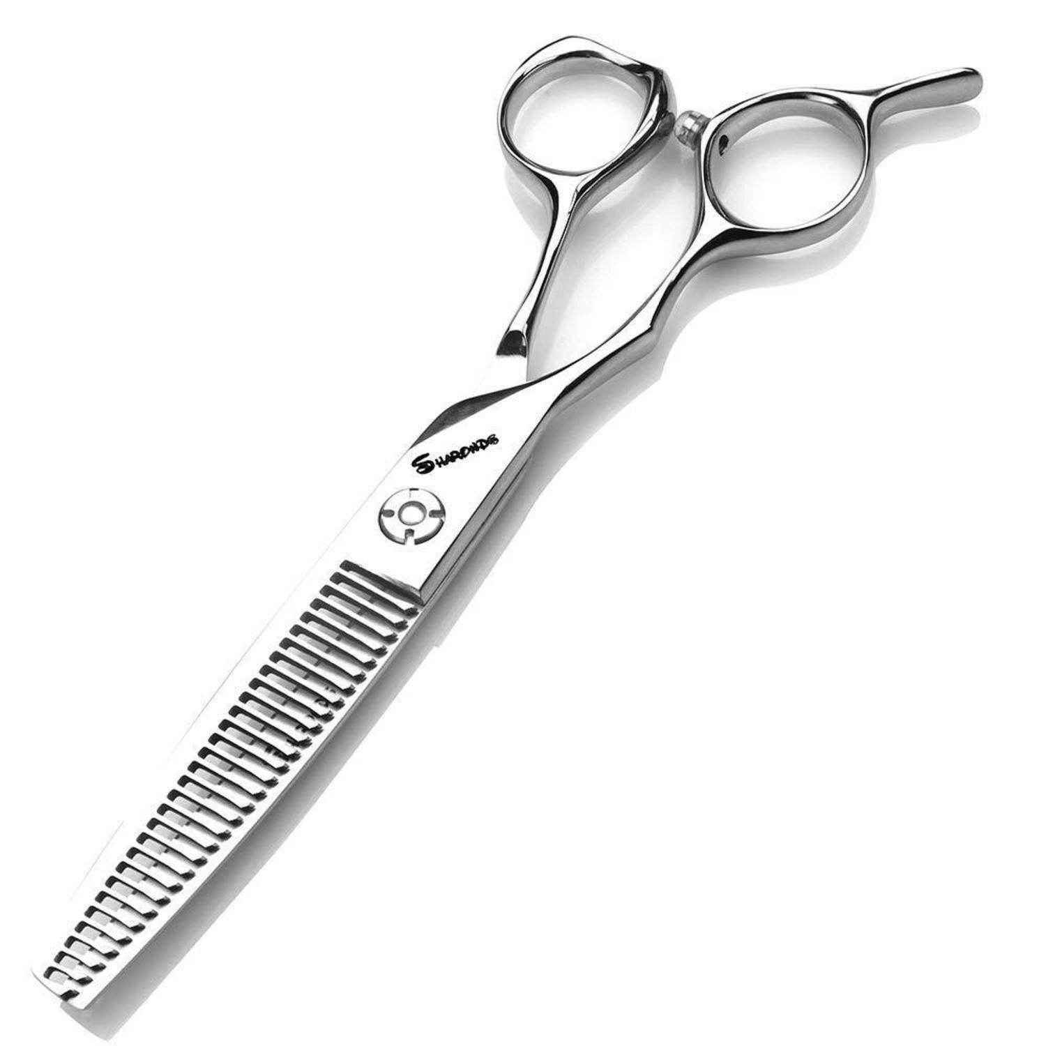 Silberne Ausdünnschere mit kammartiger gezahnter Klinge und Fingerschlaufen, isoliert auf weißem Hintergrund dargestellt.