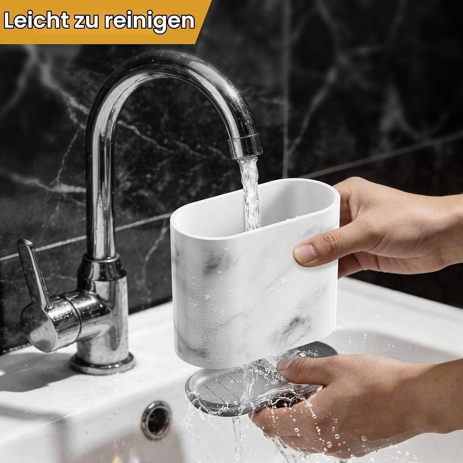Hände spülen eine weiße Tasse und einen passenden Deckel unter einem Küchenarmatur; Text lautet „Leicht zu reinigen