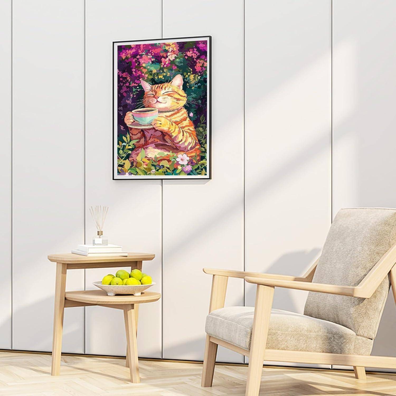 Gerahmte Katzengrafik über einem kleinen Beistelltisch mit Obst und einem beigen Sessel in einem hellen modernen Zimmer.