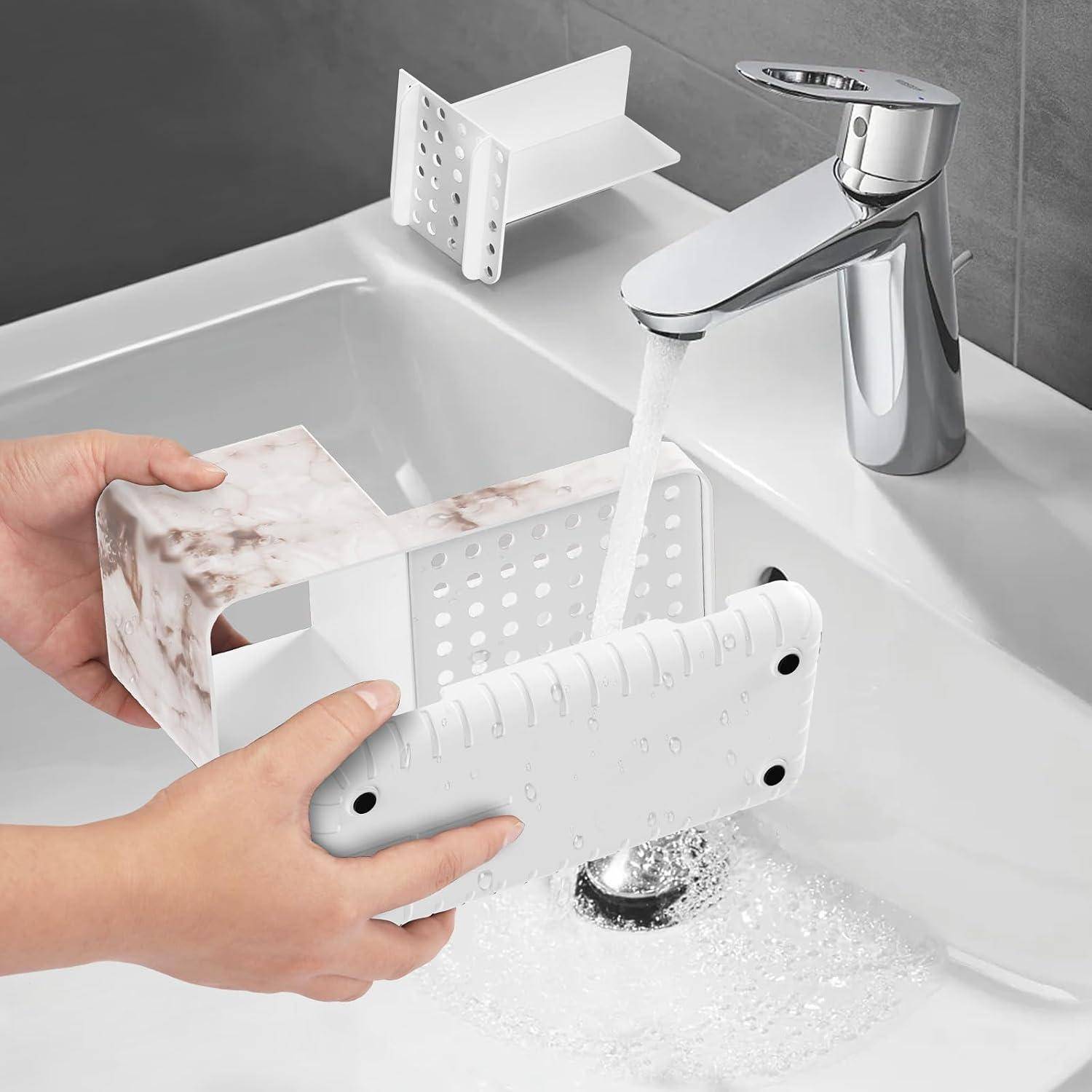 Hände platzieren einen weißen Kunststoff-Spülkasten über einem Badezimmerbecken unter fließendem Wasser aus dem Wasserhahn.