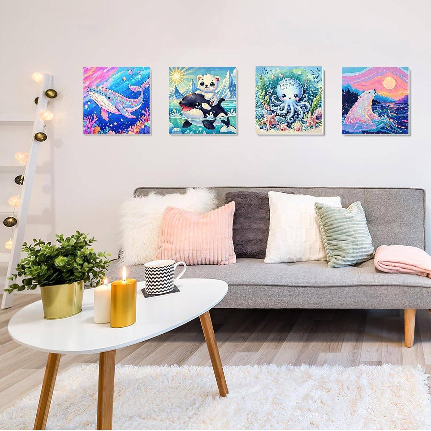 Gemütliches Wohnzimmer mit grauem Sofa, weißem Couchtisch, Teppich, Pflanze, Kerzen und vier farbenfrohen Meerestier-Kunstwerken an der Wand.