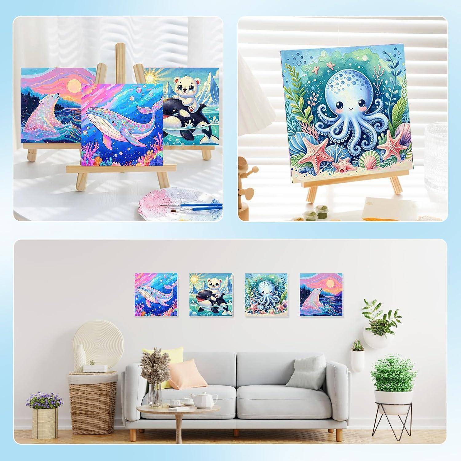 Farbenfrohe Kindermalkissen auf Staffeleien, die einen Wal, einen Panda und einen Oktopus zeigen, mit der Kunst in Rahmen an einer Wohnzimmerwand ausgestellt.