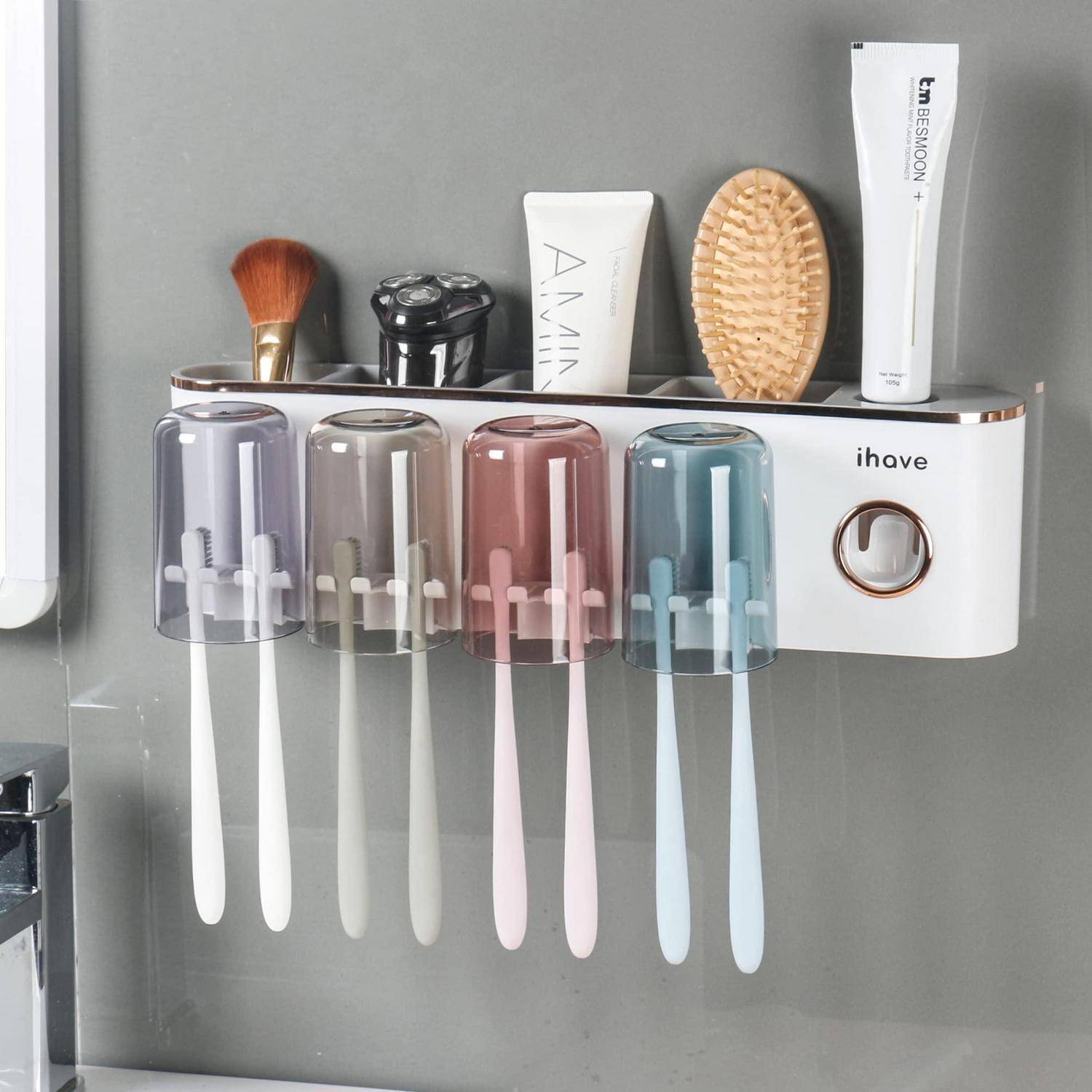 Wandmontierter Zahnbürstenhalter mit vier abgedeckten Zahnburstenfächern und Regalen, auf denen Toilettenartikel, eine Bürste und eine Haarbürste aufbewahrt werden.