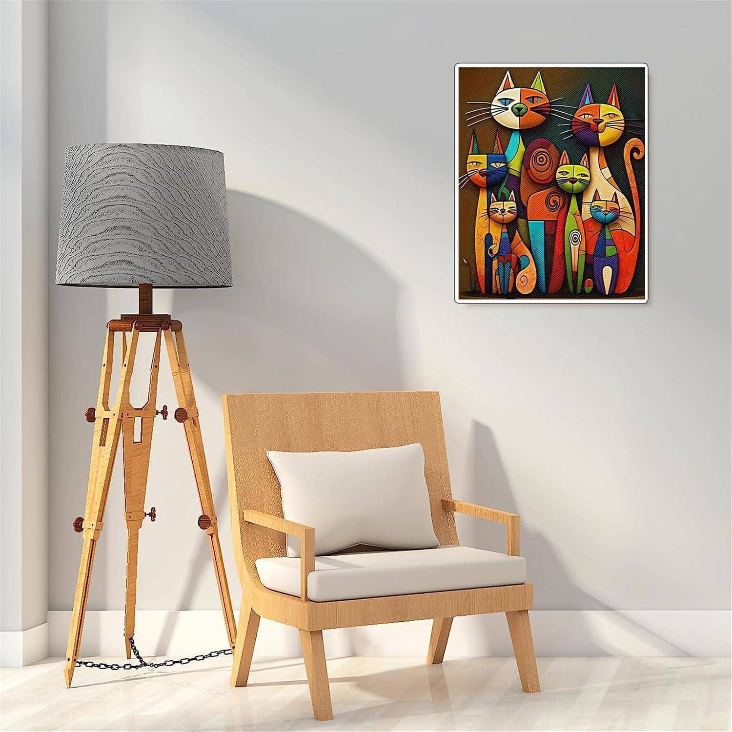 Modernes Zimmer mit einem Holzsessel, einer Stehleuchte auf Dreibein und buntem Katzenkunstwerk an einer weißen Wand.
