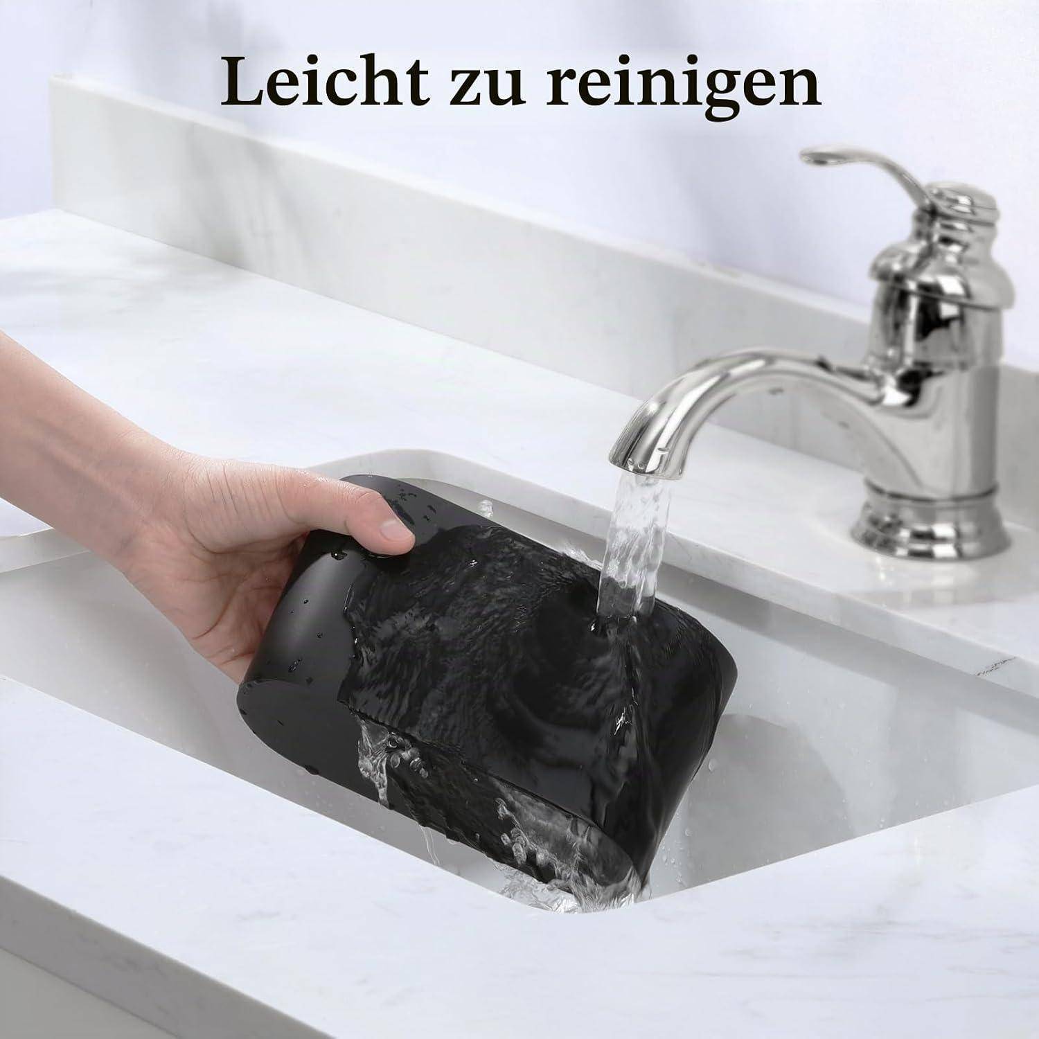 Hände spülen eine schwarze Tasche unter einem Wasserhahn, mit dem deutschen Text „Leicht zu reinigen