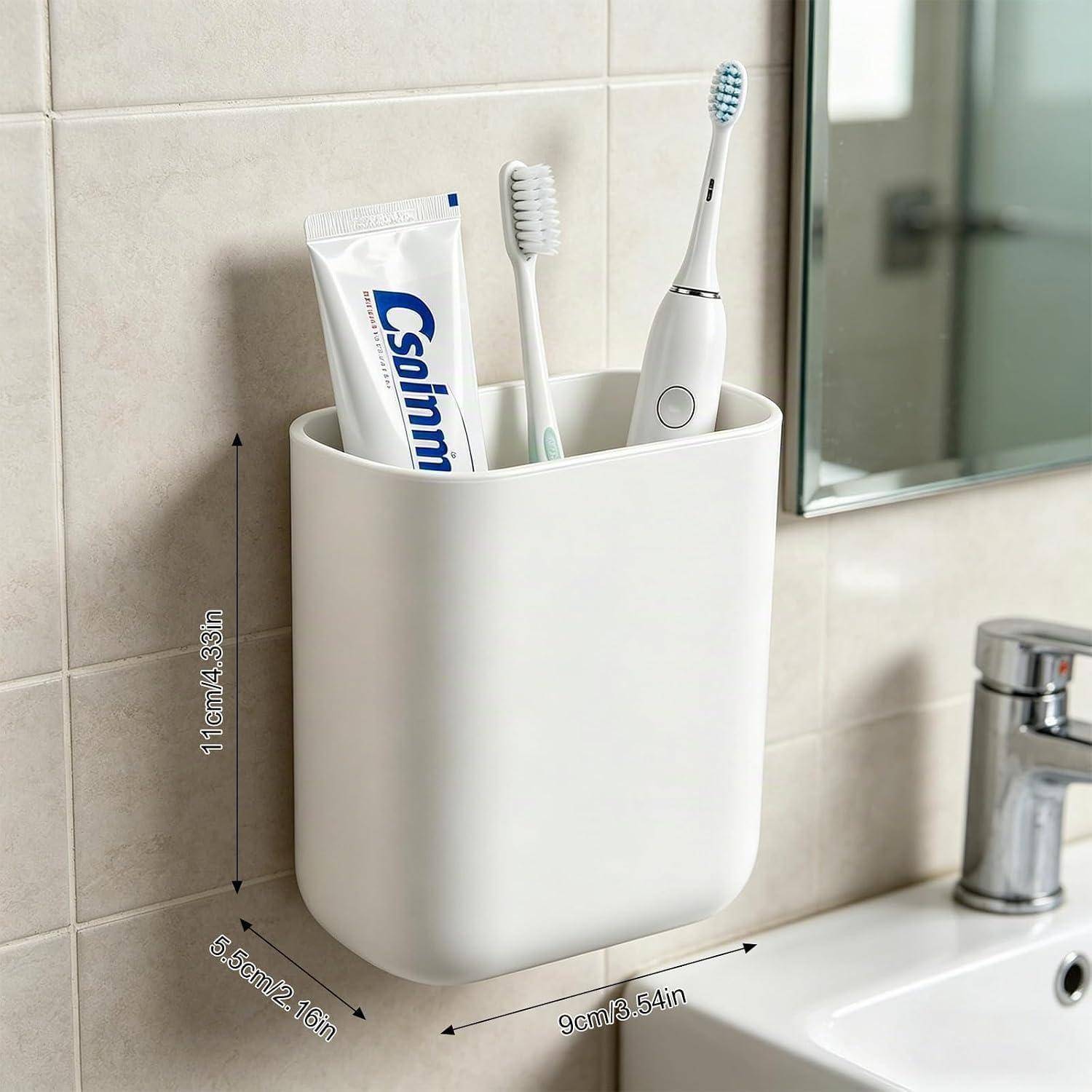 Weiß an der Wand montierter Badezimmer-Organizer, in dem eine Zahnpastatube, eine Handzahnbürste und eine elektrische Zahnbürste neben einem Waschbecken aufbewahrt werden, mit Größenabmessungen auf dem Bild gekennzeichnet.