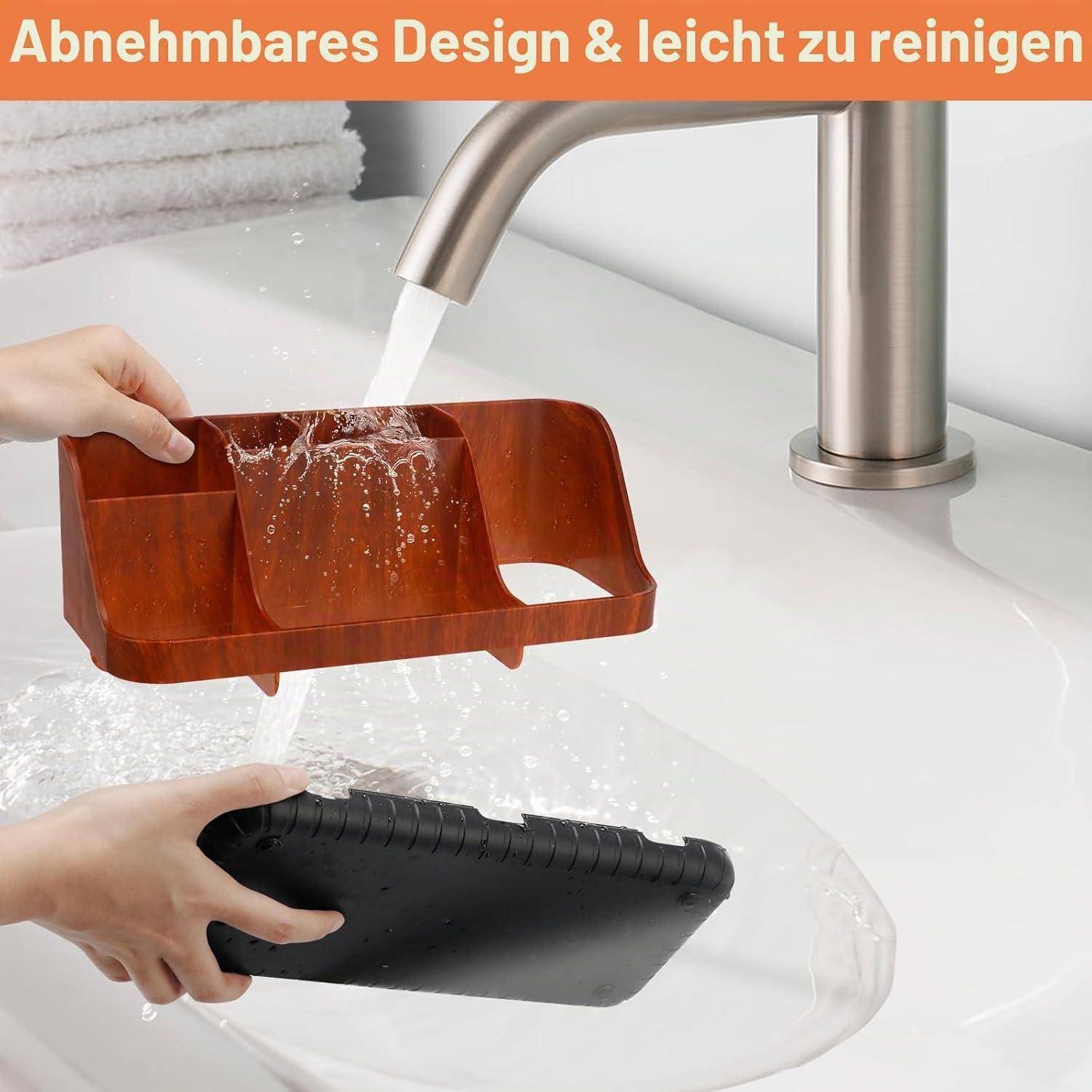 Hände spülen einen braunen Holz-Spülkasten und eine schwarze Matte unter fließendem Wasser in einem Küchenspülbecken, mit deutschem Text 