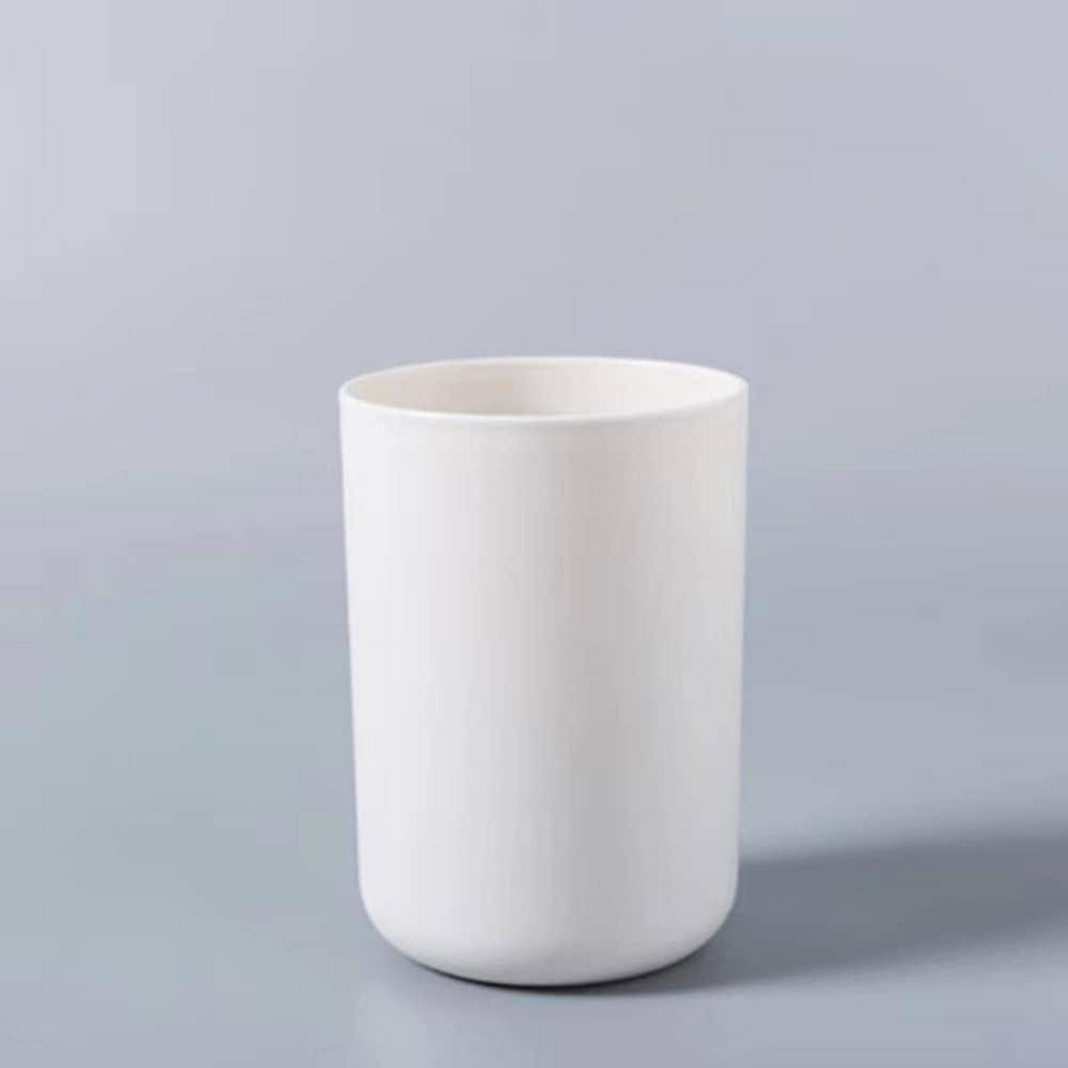 Ein einfacher weißer zylindrischer Becher oder Trinkbecher auf hellgrauem Hintergrund.