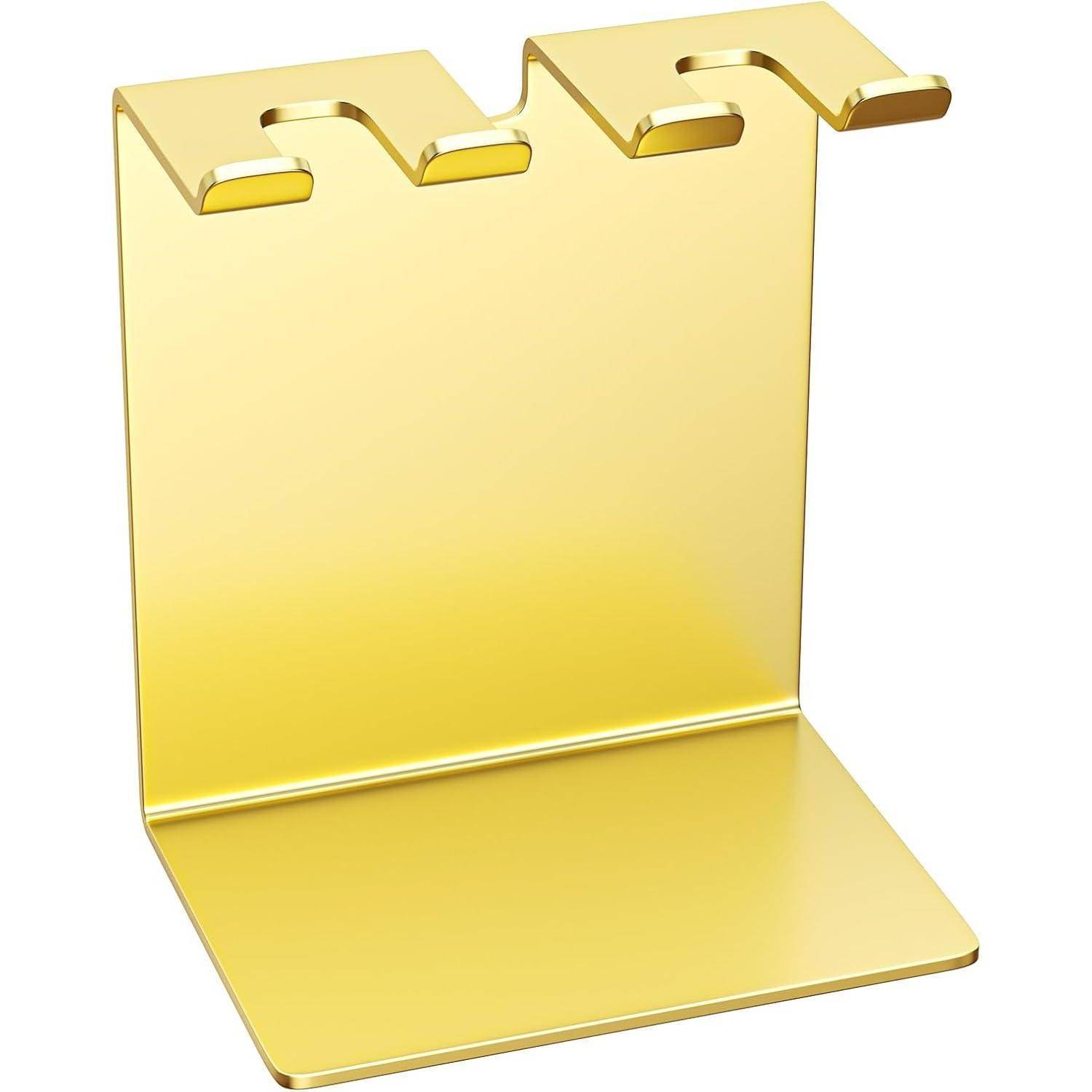 Goldfarbenes Metall-Displayständer oder Produkthalter mit nach hinten umgefaltetem oberen Rand und flacher Basis auf weißem Hintergrund.