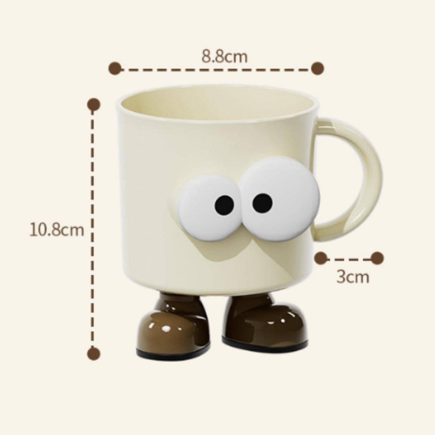Illustrierte Creme-Tasse mit wackeligen Augen und schuhähnlichen Füßen, abgebildet mit Abmessungen von 10,8 cm Höhe, 8,8 cm Breite und 3 cm Grifftiefe.