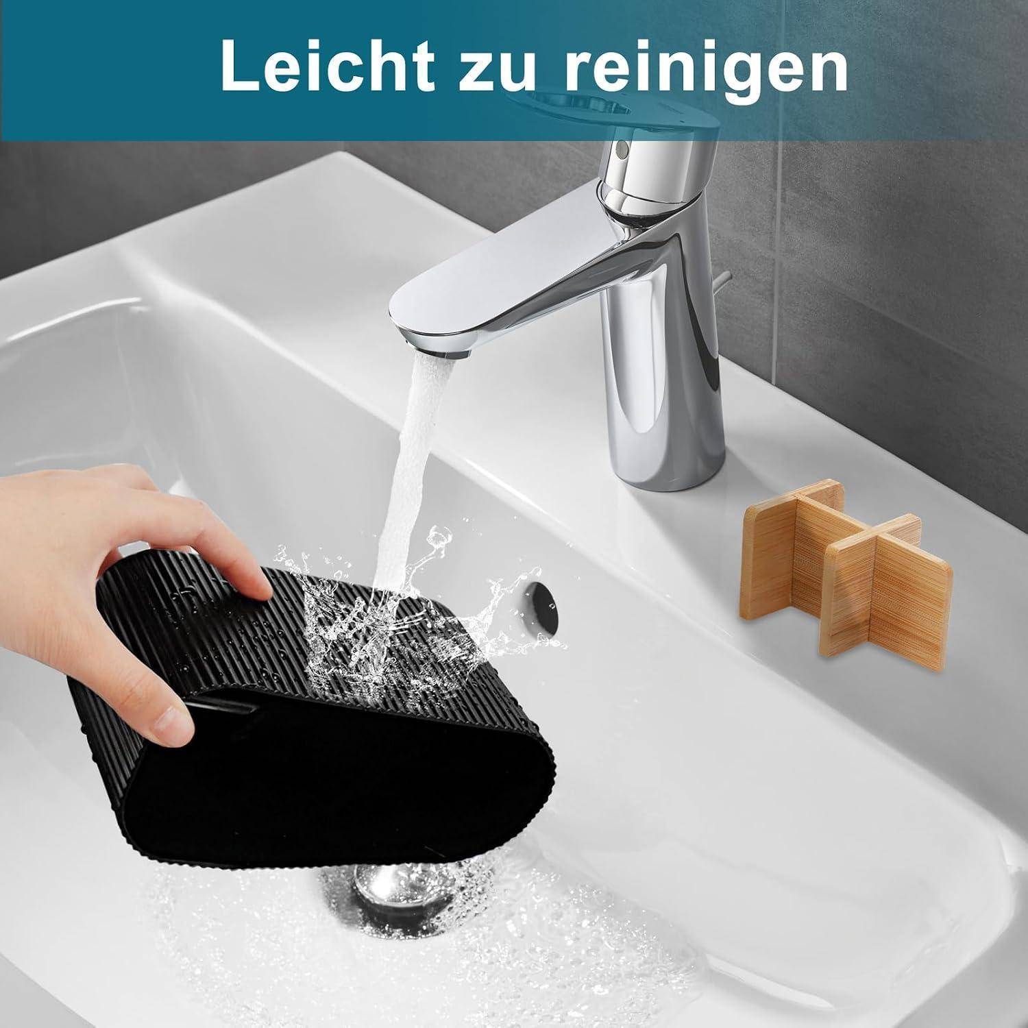 Hand rinsing a black ribbed mat in a sink under running water; text says 'Leicht zu reinigen' and highlights easy cleaning.