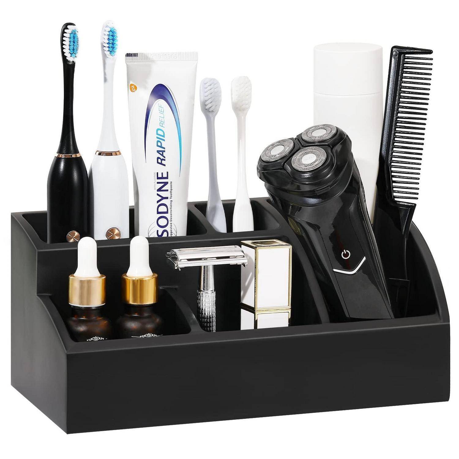 Schwarzer Badezimmerorganizer mit elektrischem Rasierapparat, zwei Zahnbürsten, Zahnpasta, Kamm, Rasierer und kleinen Pflegefläschchen auf weißem Hintergrund.
