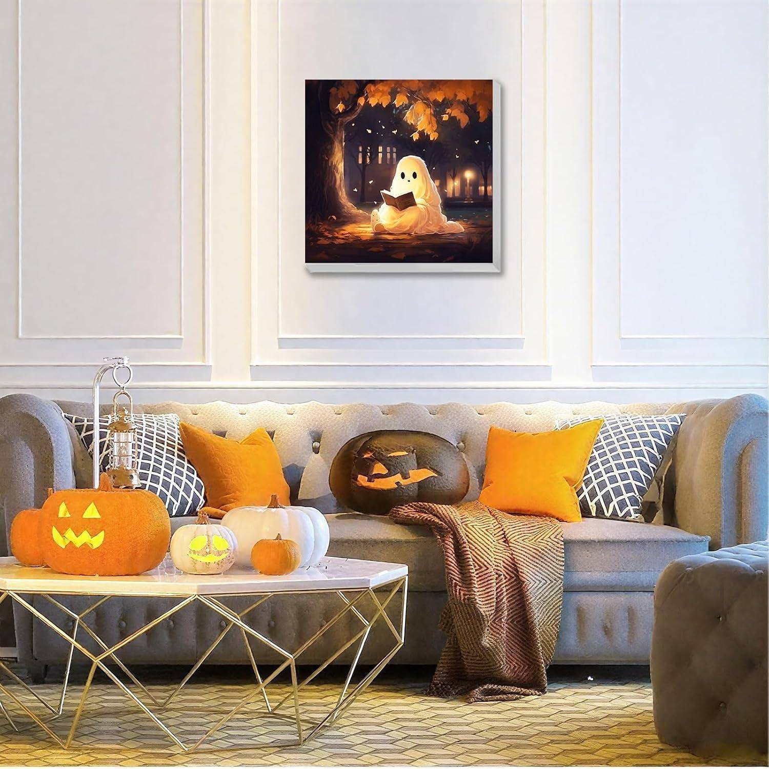 Gemütliches Wohnzimmer, das für Halloween dekoriert ist, mit geschnitzten Kürbissen, orangefarbenen Kissen, einer Geister-Wandkunst und Herbstakzenten auf einem grauen Sofa.