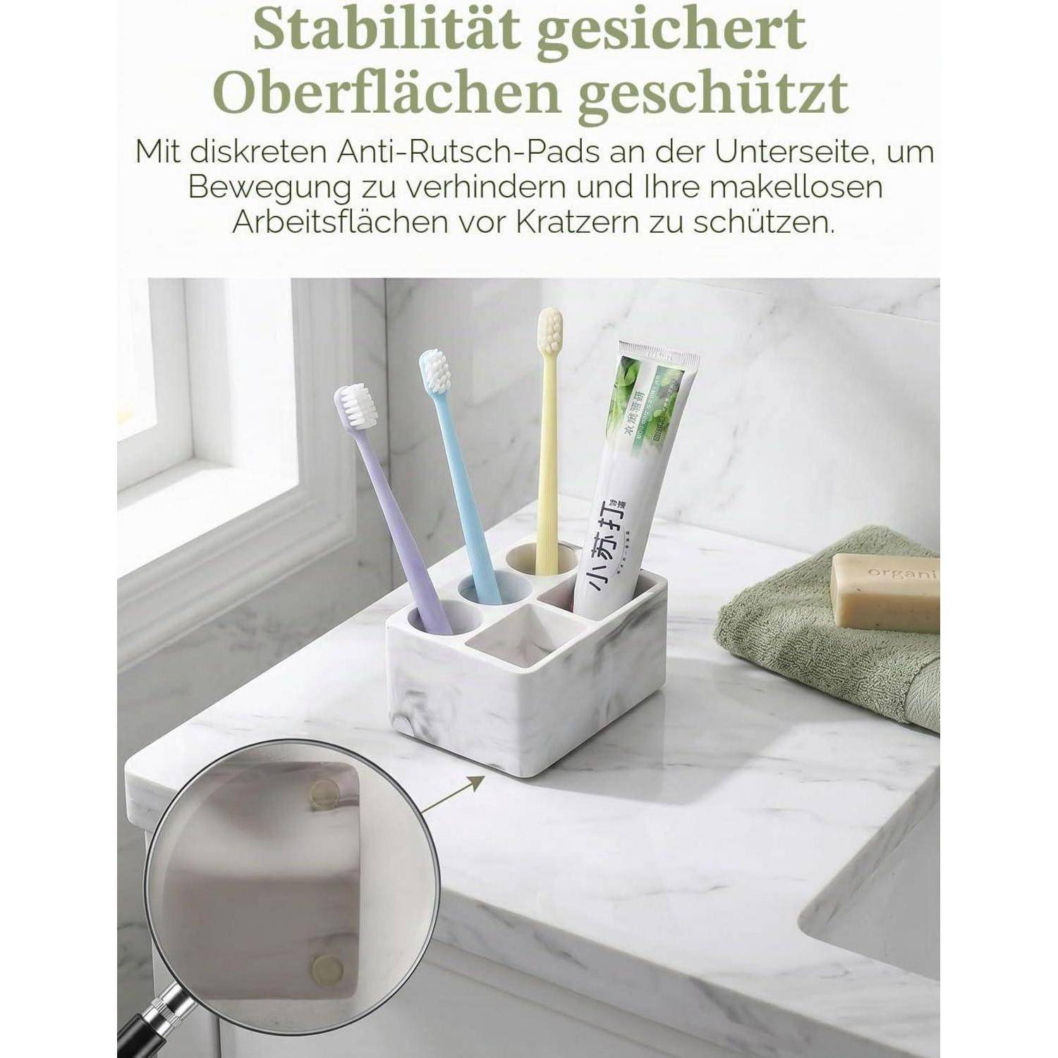 Zahnbürsenhalter im Marmor-Look mit rutschfesten Pads im Badezimmer, in dem drei Zahnbürsten und eine Zahnpastatube aufbewahrt werden; deutscher Text besagt, dass Oberflächen geschützt sind und Stabilität gewährleistet ist.