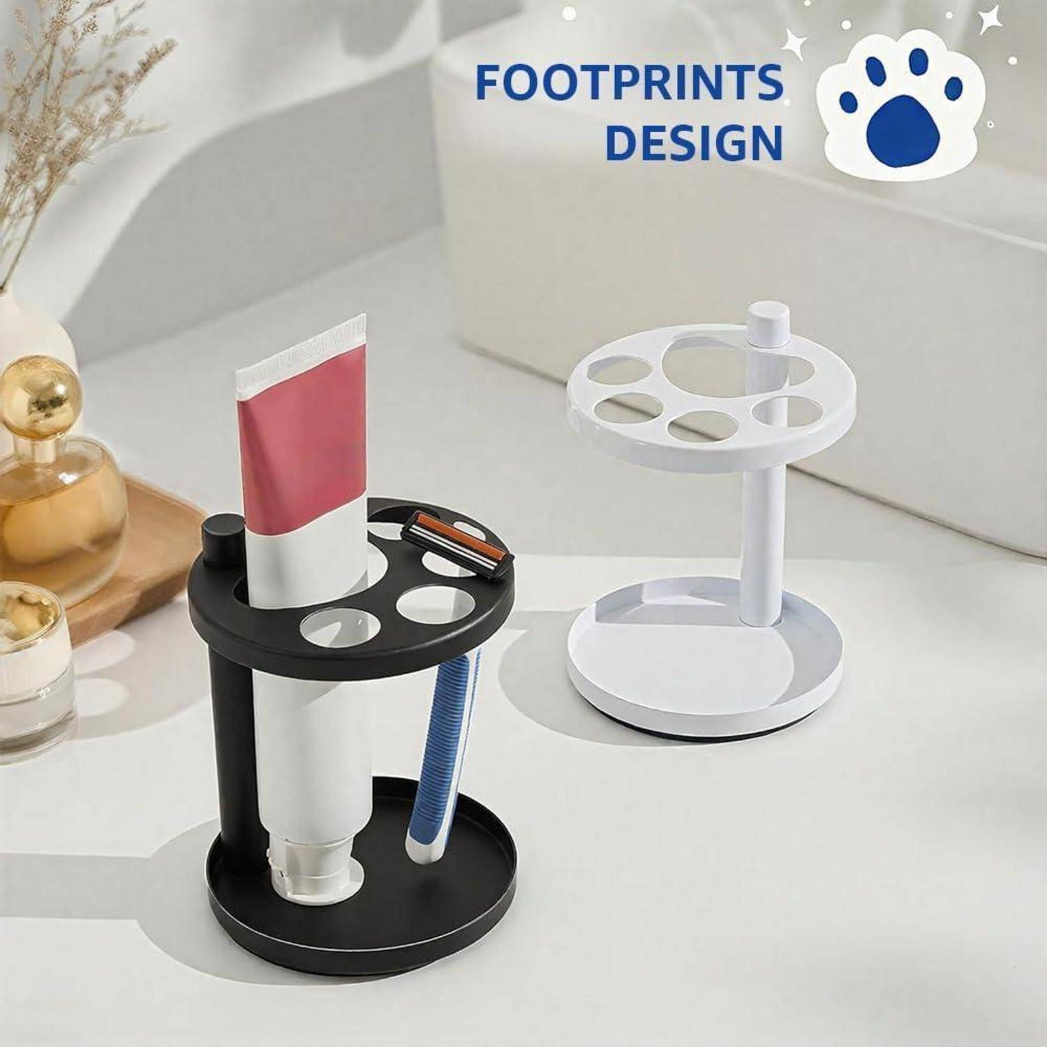 Zwei zylindrische Zahnbürstenhalter mit der Aufschrift „FOOTPRINTS DESIGN