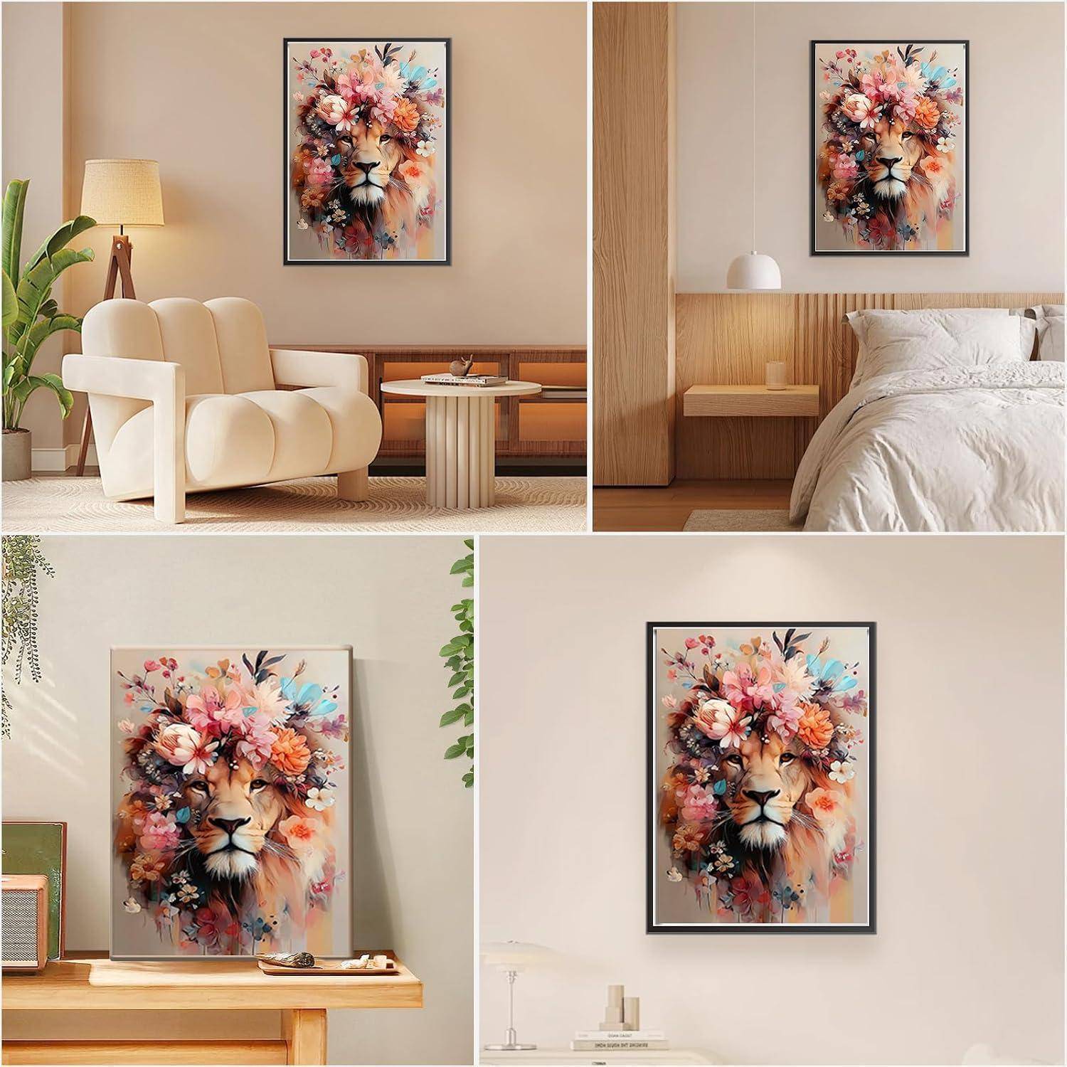 Collage aus einem farbenfrohen floralen Löwenporträt in einem Rahmen über Sofas, einem Bett und einem Tisch, das dekorative Wandkunst in modernen Interieurs zeigt.