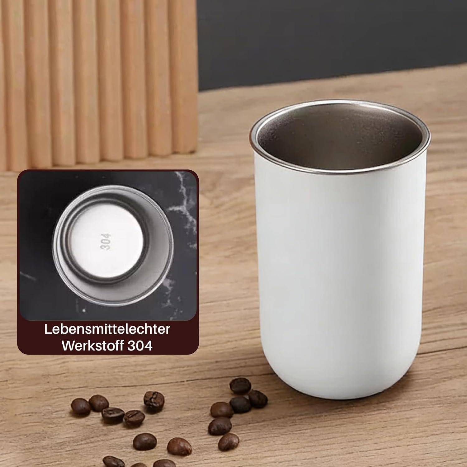 Weiße Edelstahlitasse auf einem Holztisch, mit Detailansicht zeigend „Lebensmittelechter Werkstoff 304