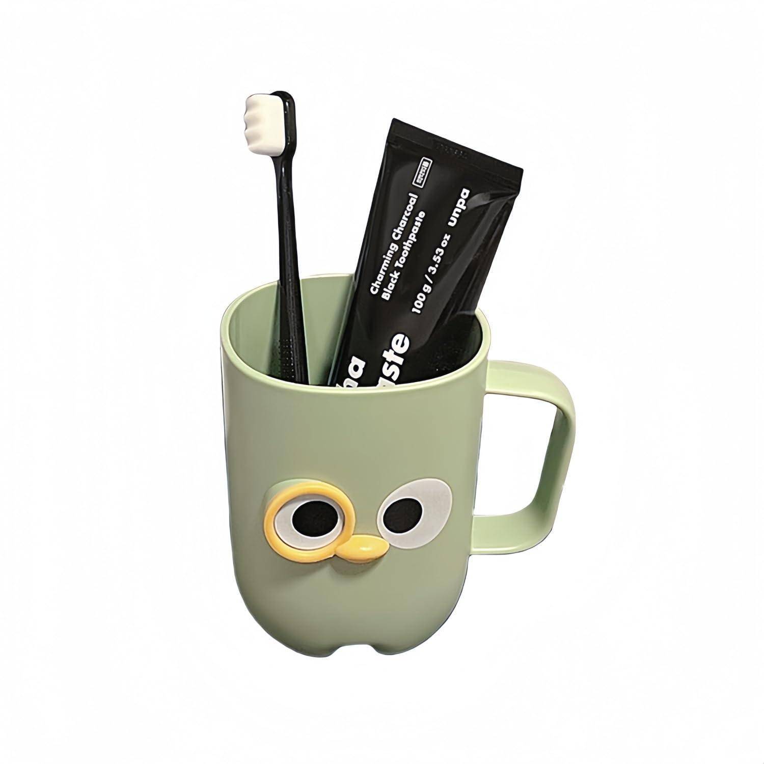 Hellgrüne Tasse mit Eulenmotiv, die eine schwarze Zahnbürste und eine schwarze Zahnpastatube hält.