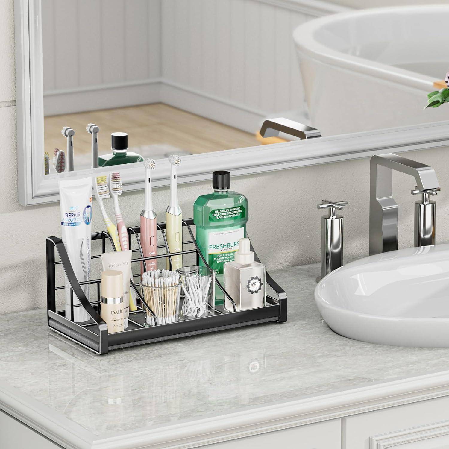 Badezimmer-Waschtischorganizer, der Zahnbürsten, Zahnpasta, Mundwasser und kleine Toilettenartikel neben einem Waschbecken und einem Spiegel hält.