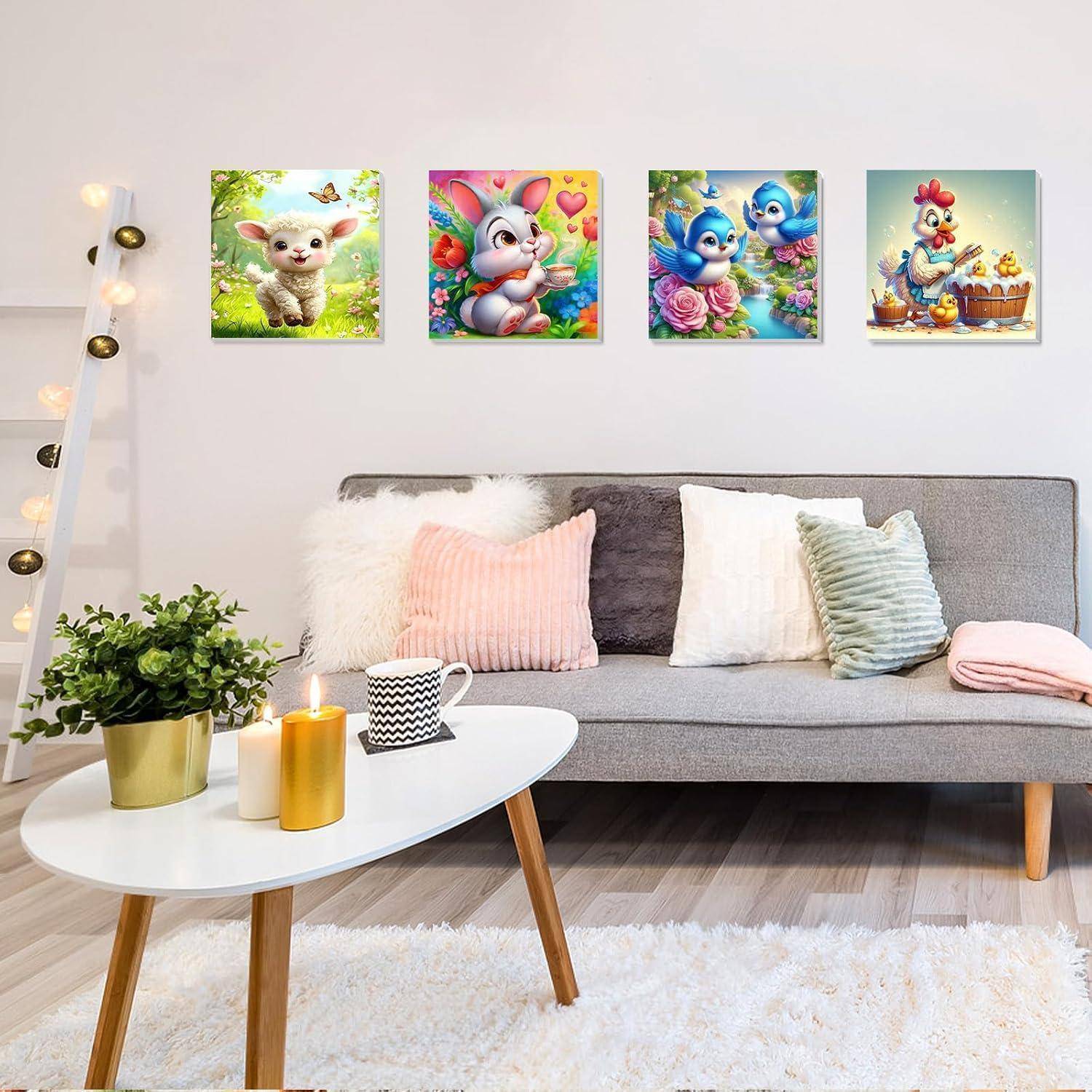 Gemütliches Wohnzimmer mit grauem Sofa, weißem Couchtisch, Pflanzen, Kerzen und vier bunten Tierwandbildern über dem Sofa.