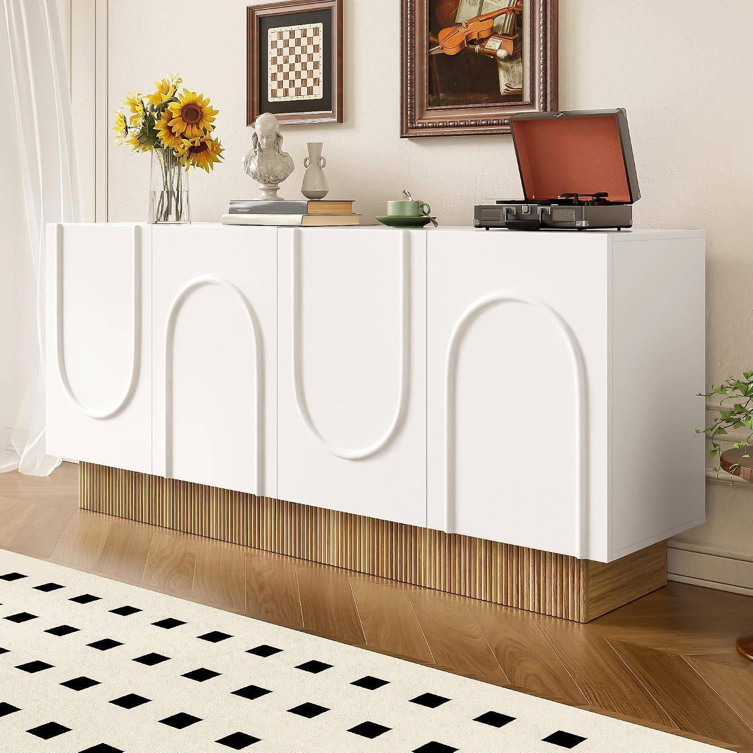 Modernes weißes Sideboard mit gewölbten Frontpaneelen, oben mit einem Plattenspieler, Blumen und Deko in einem stilvollenWohnzimmer.