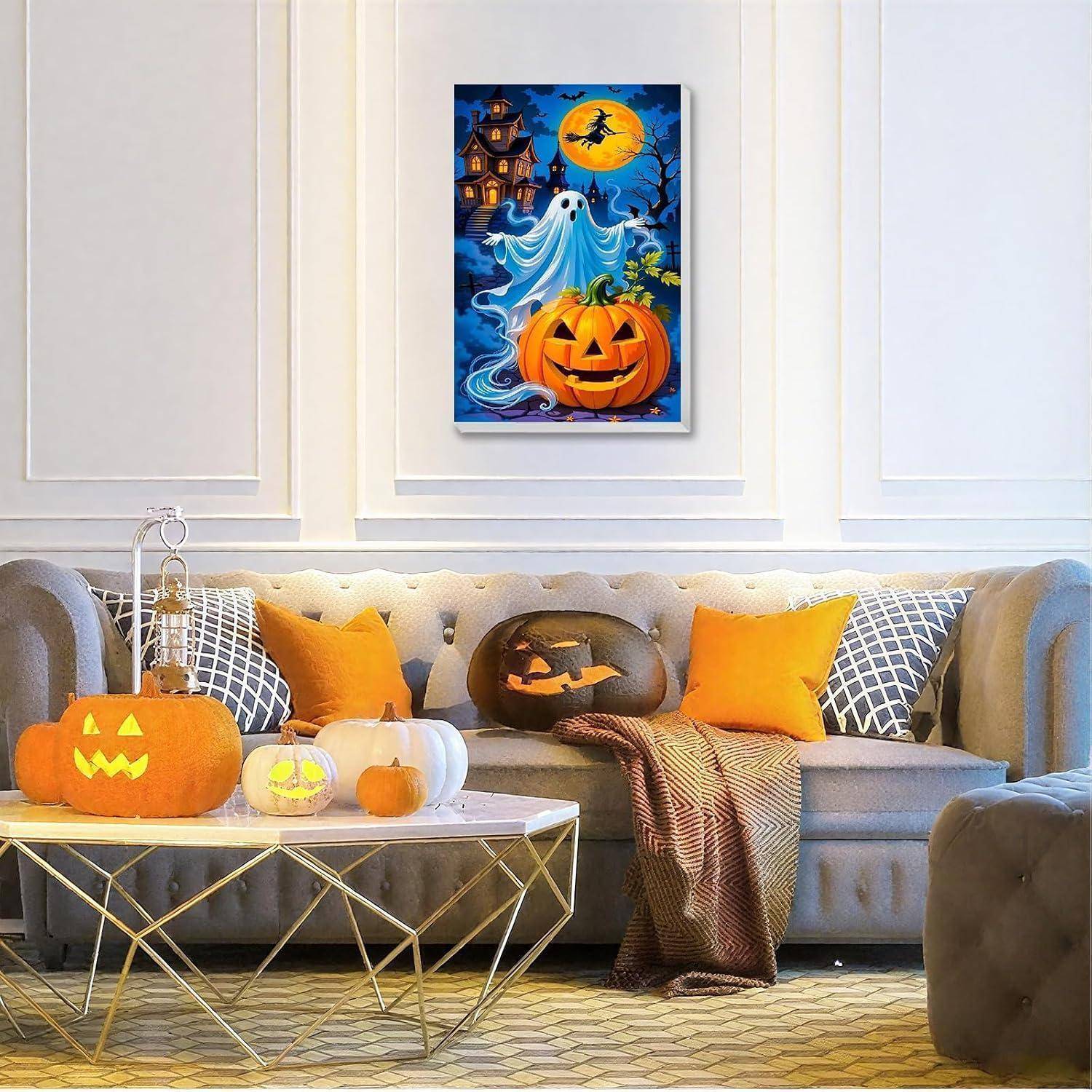 Ein Halloween-inspiriertes Wohnzimmer mit einem gerahmten Druck mit Gespenst und Kürbis, Jack-o'-Lantern-Kissen und dekorierten Kürbissen auf dem Couchtisch.