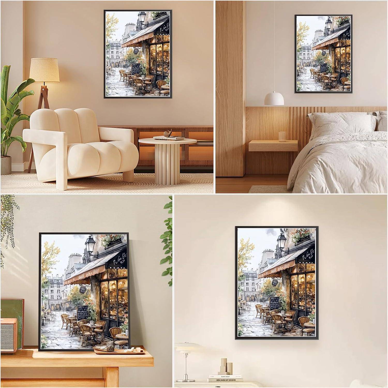 Gerahmtes Café-Straßenszenen-Poster in vier modernen Raum-Mockups angezeigt, einschließlich eines Wohnzimmers, Schlafzimmers und minimalistischer Innenräume.
