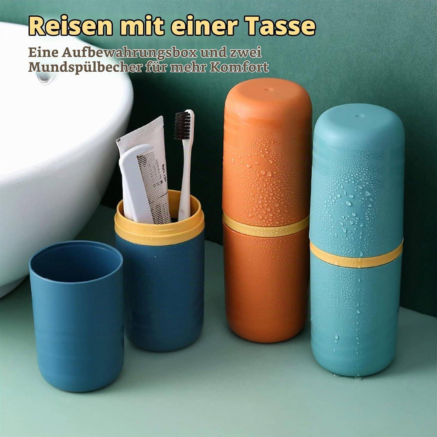 Produktbild eines Reisebecher-Sets: eine Aufbewahrungsbox, zwei Zahnbürstenhalter und ein separater Becher in Blau, Orange und Türkis mit deutschem Text „Reisen mit einer Tasse