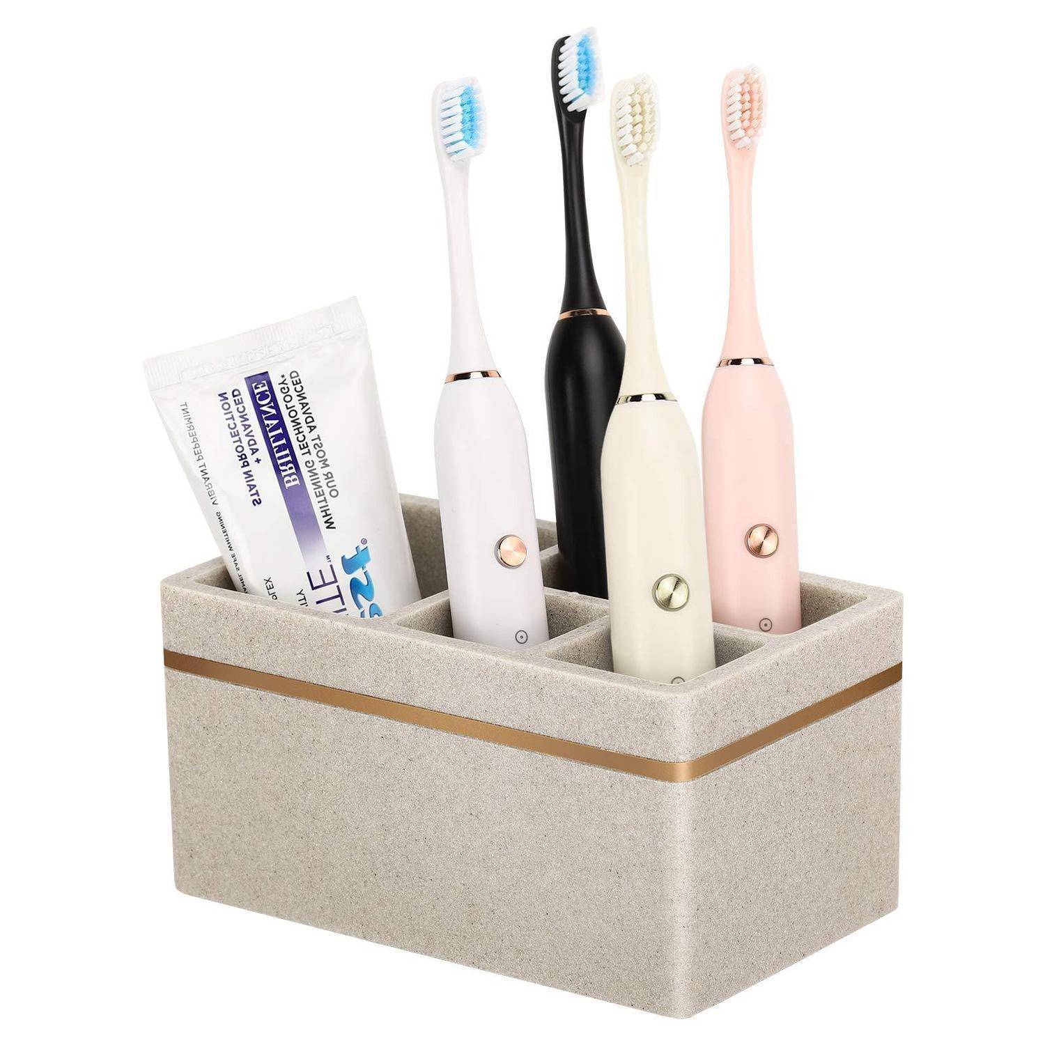 Badezimmerorganizer, der vier elektrische Zahnbürsten und eine Zahnpastatube in einem beigen geteilten Behälter hält