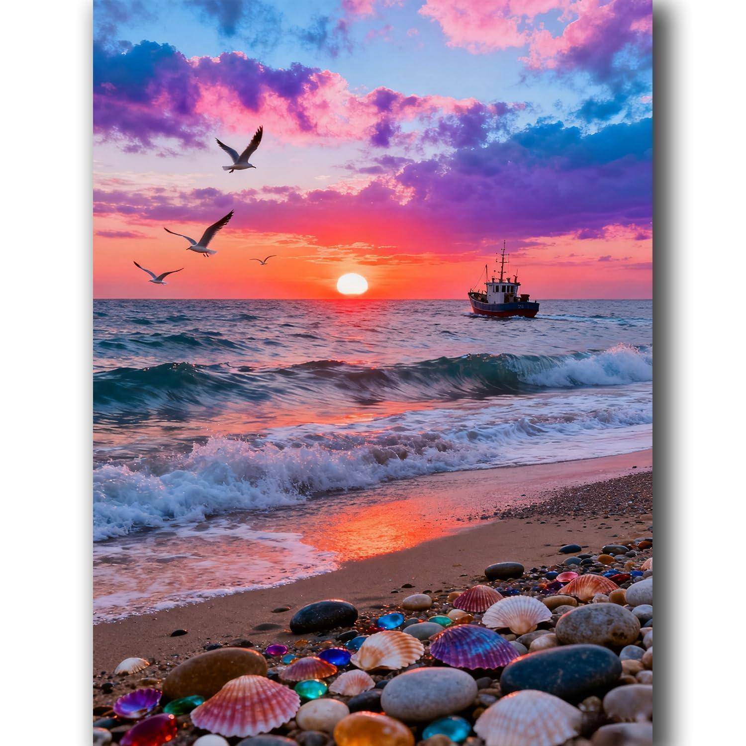 Sonnenuntergang über einem aufgewühlten Strand mit Möwen, einem Fischerboot am Horizont und farbenfrohen Muscheln und Steinen im Vordergrund.