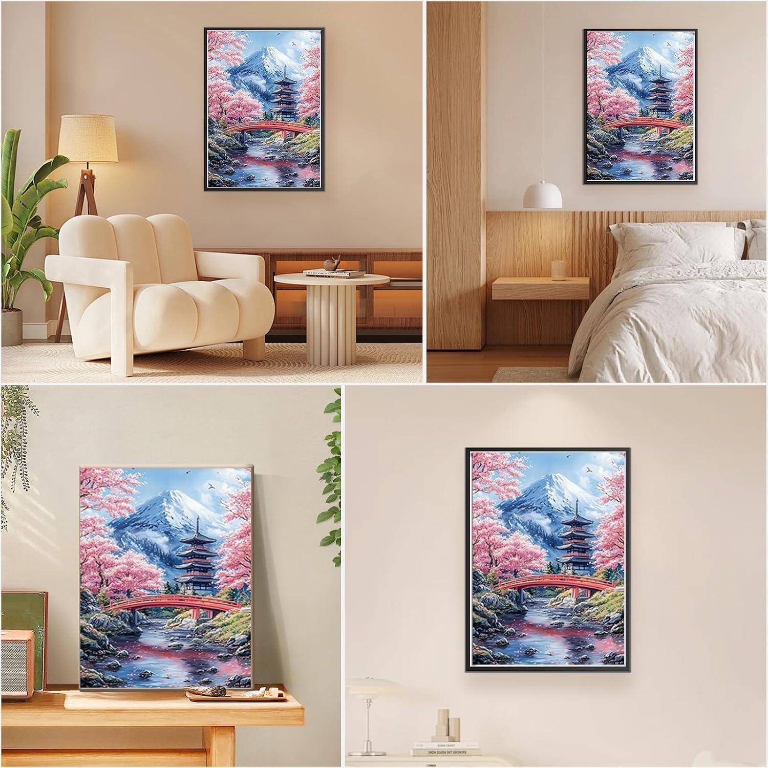 Collage zeigt einen gerahmten japanischen Landschaftsdruck mit dem Berg Fuji, Kirschblüten, einer Pagode und einer roten Brücke, die in mehreren minimalistischen Räumen ausgestellt sind.