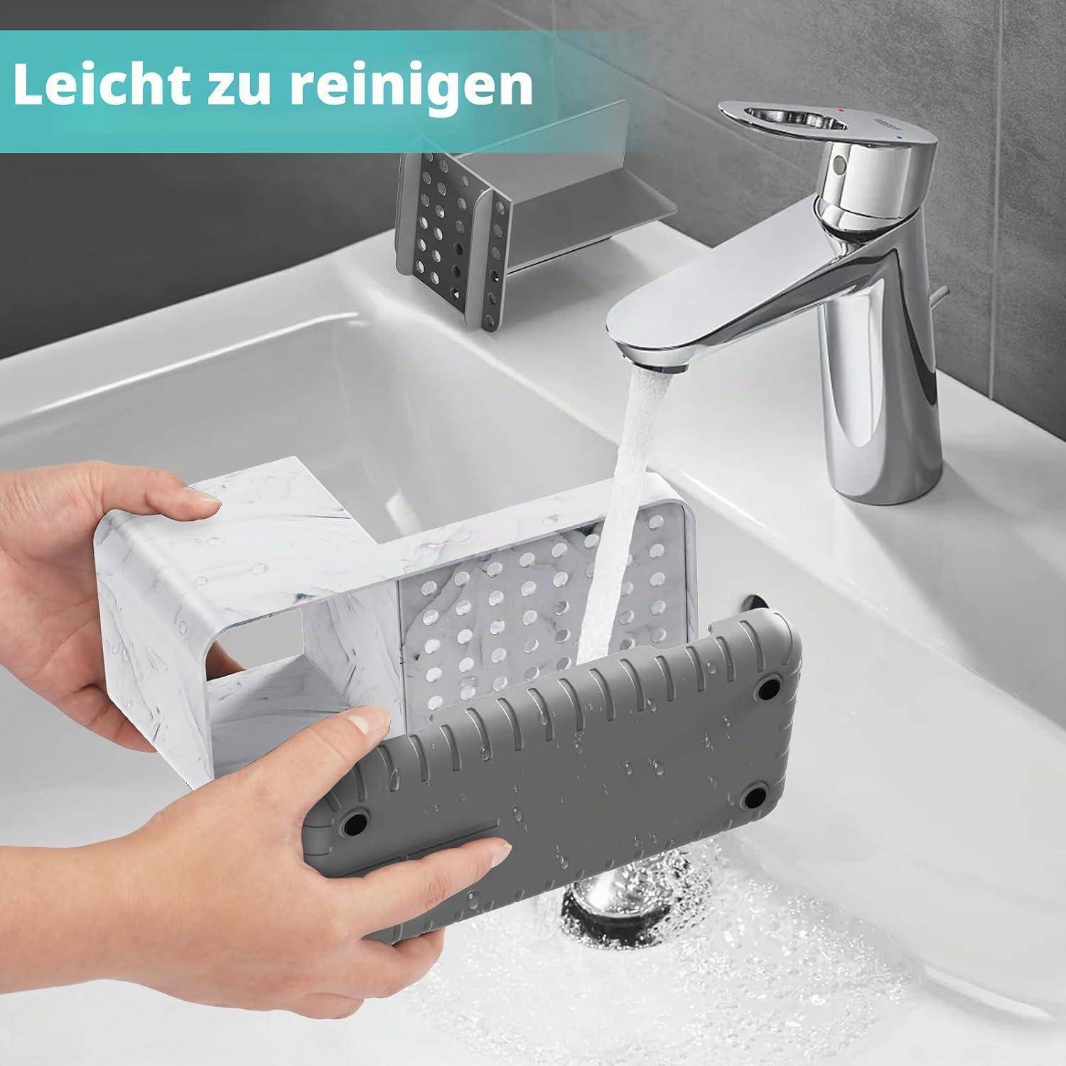 Hände waschen ein graues Kunststoff-Küchengerät unter fließendem Wasser aus einem Wasserhahn in einem Waschbecken; der Text besagt 