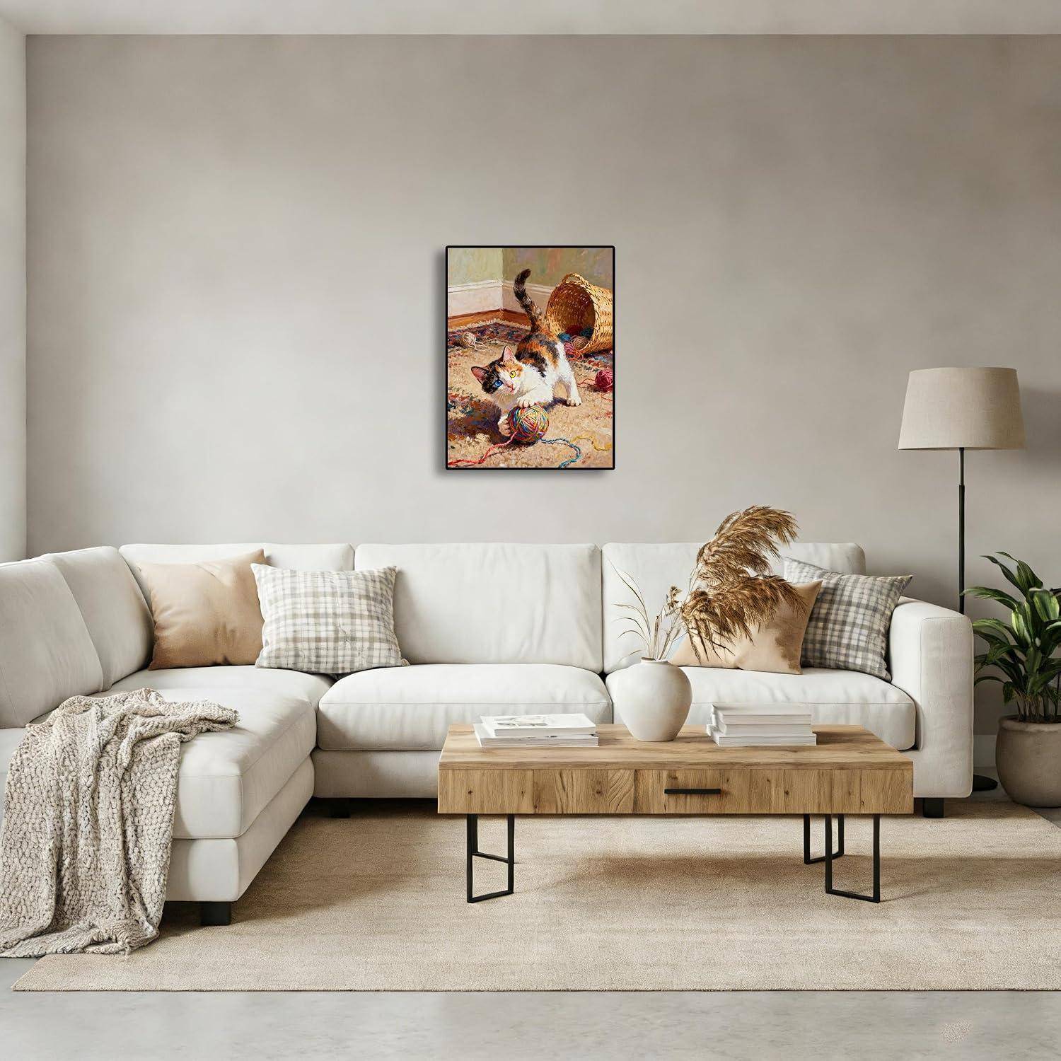Helles Wohnzimmer mit einem weißen Ecksofa, einem Holz-Couchtisch, einer Stehlampe, einer Pflanze und zentriert an der Wand hängenden Katzen-Kunstwerken im Rahmen.