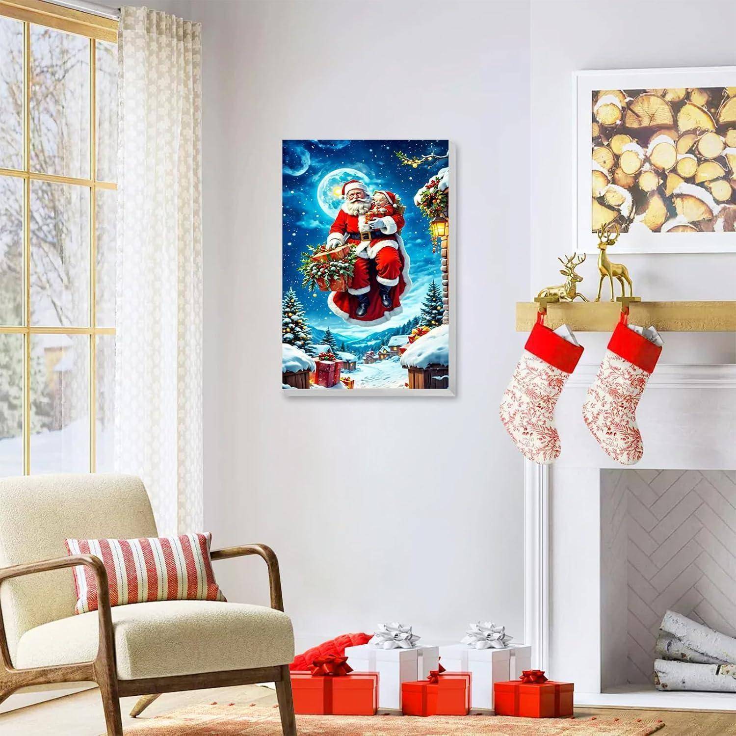 Festliches Wohnzimmer mit Weihnachtsmann-Wandkunst über einem Kamin, Strümpfen, eingepackten Geschenken und einem Sessel am Fenster.
