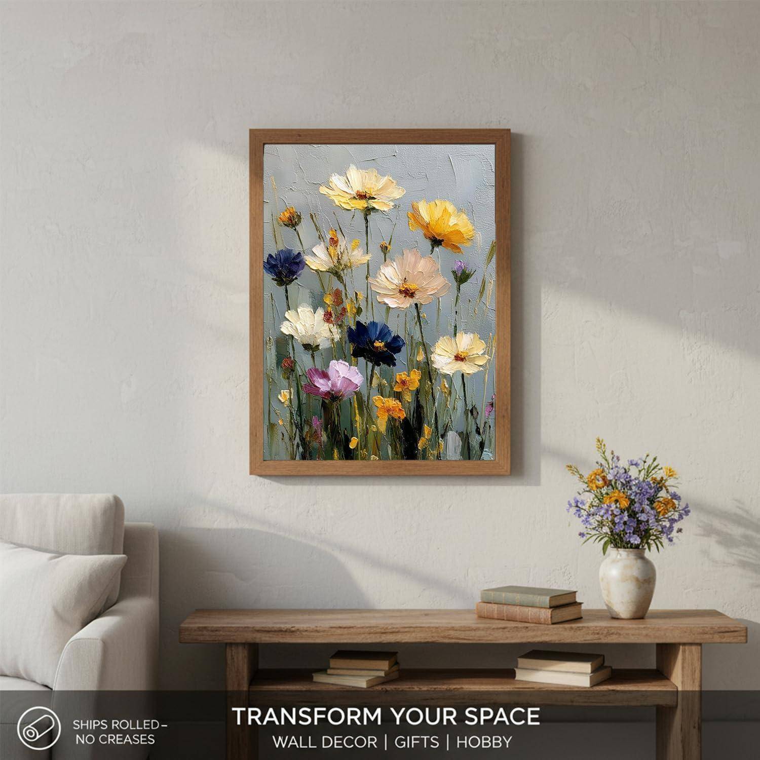 Gerahmtes Blumenbild über einem Holzkonsolentisch mit Büchern und einer Vase in einem hellen, minimalistischen Wohnzimmer.