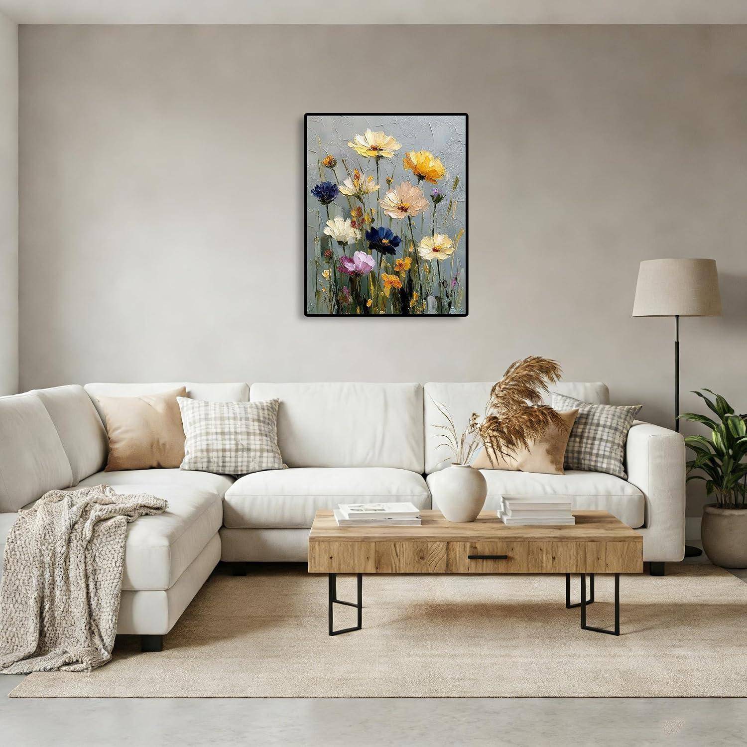 Modernes Wohnzimmer mit weißem Ecksofa, Holzcouchtisch, Stehlampe, Pflanze und Blumenwandkunst über dem Sofa.