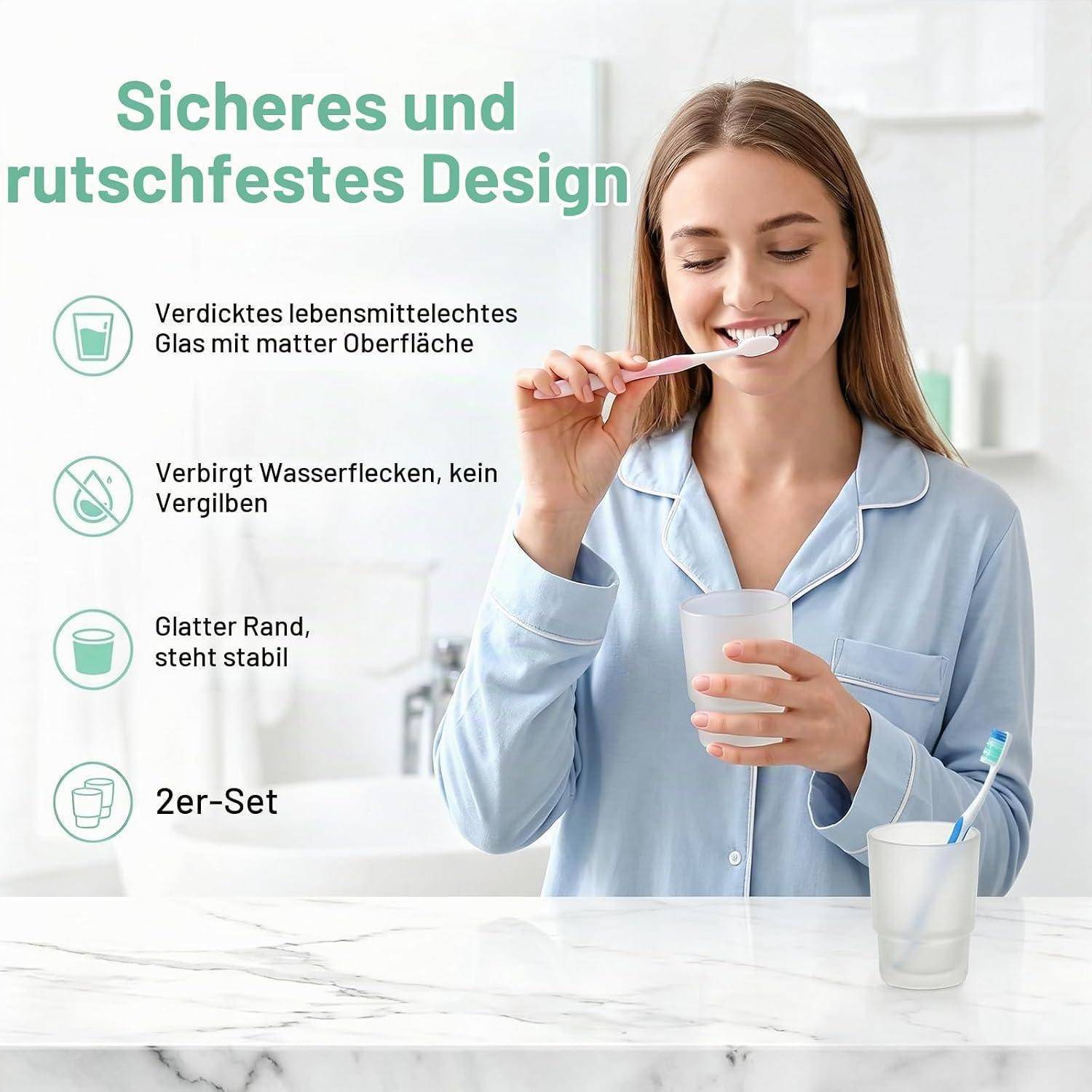 Frau in blauen Pyjamas, die sich die Zähne putzt, während sie eine Tasse hält; Anzeigentext auf Deutsch hebt das 