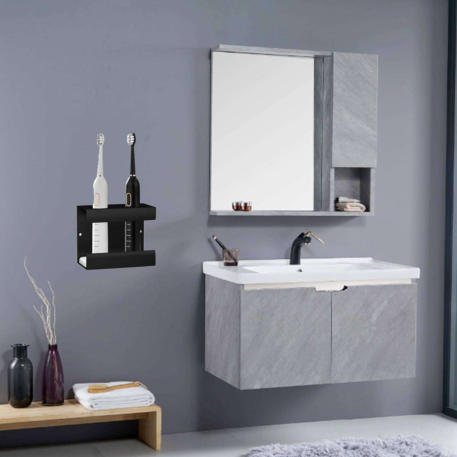 Modernes Badezimmermöbel mit Waschbecken und Spiegelschrank an einer grauen Wand, plus wandmontierter Zahnbürstenhalter und Regal, Handtücher und Dekoration.
