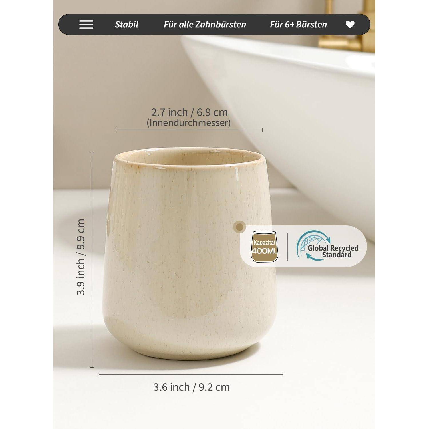 Beige Keramiktasse mit den folgenden Abmessungen: 2,7 Zoll Öffnung, 3,9 Zoll Höhe, 3,6 Zoll Breite; gekennzeichnet mit 400 ml und Global Recycled Standard.