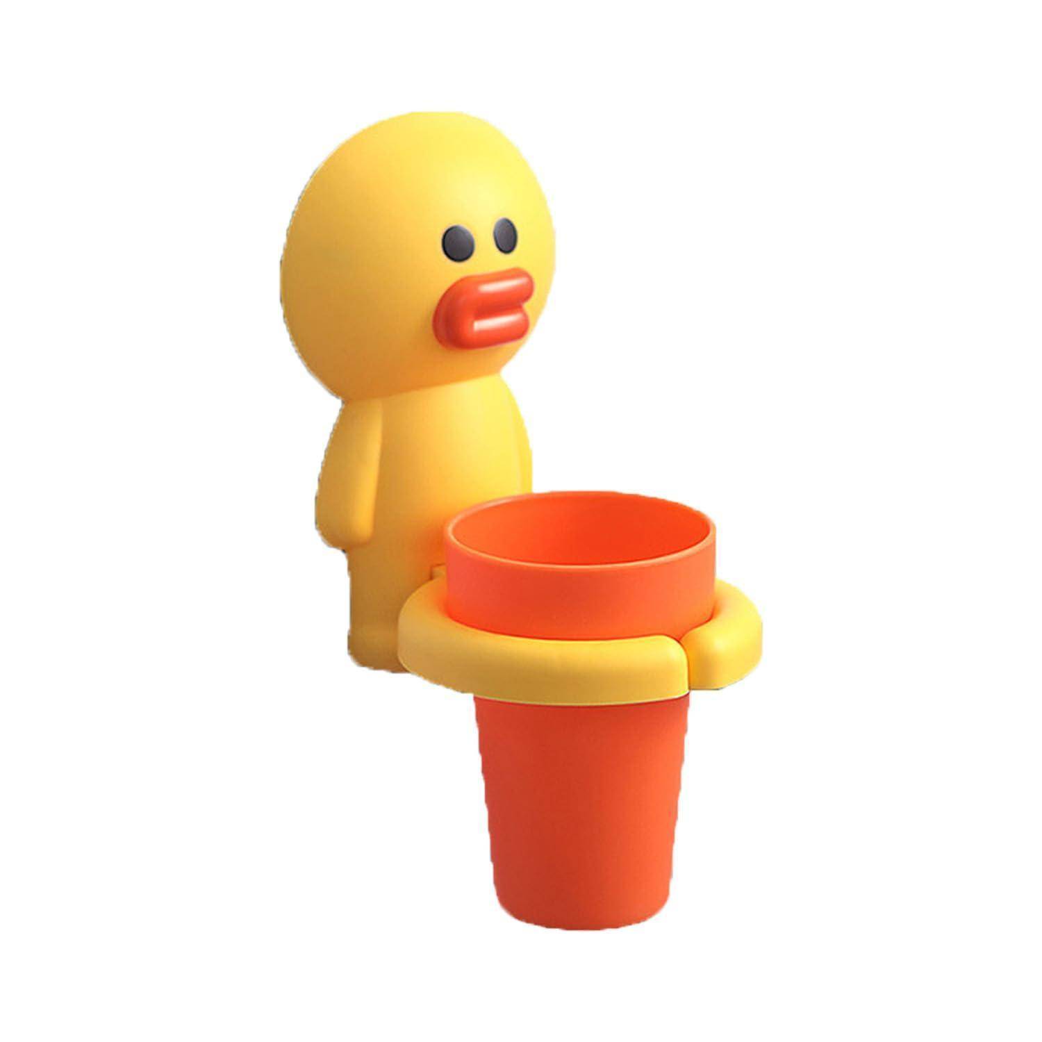 Gelbe Cartoon-Entenfigur, die eine orangefarbene Tasse oder einen Eimer auf weißem Hintergrund hält.