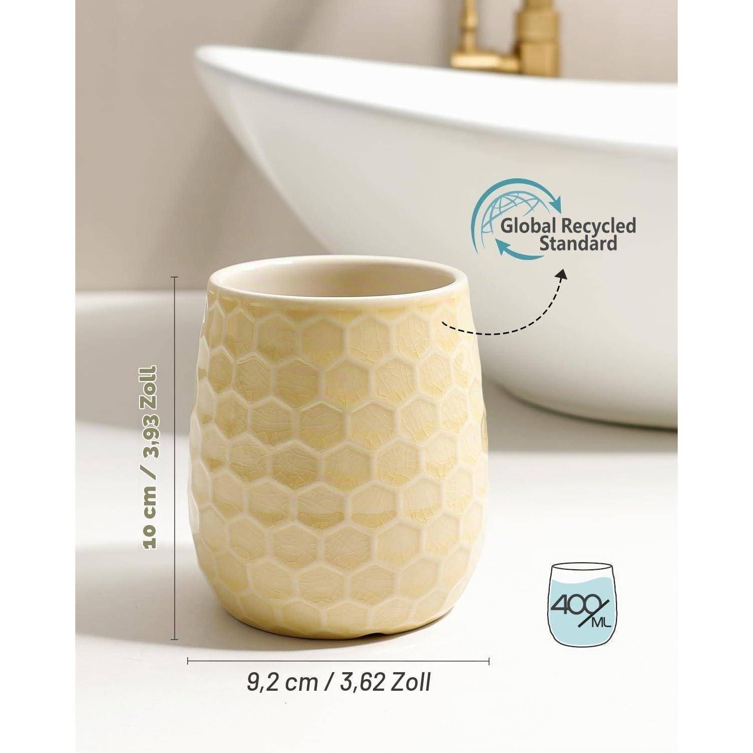 Keramiktasse mit Wabenmuster, abgebildet mit Größenangaben: 10 cm hoch, 9,2 cm breit, und einem Logo des „Global Recycled Standard