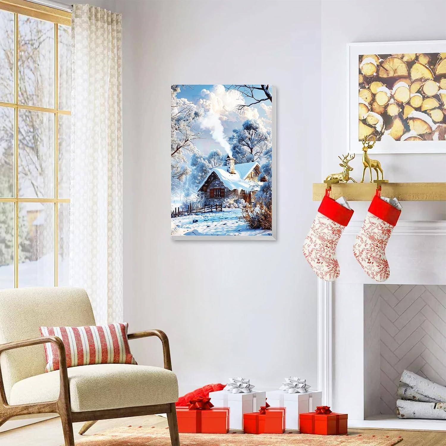Gemütliches Wohnzimmer, festlich dekoriert, mit einem Kamin, Strümpfen, eingepackten Geschenken und Winterlandschaftskunst an der Wand.