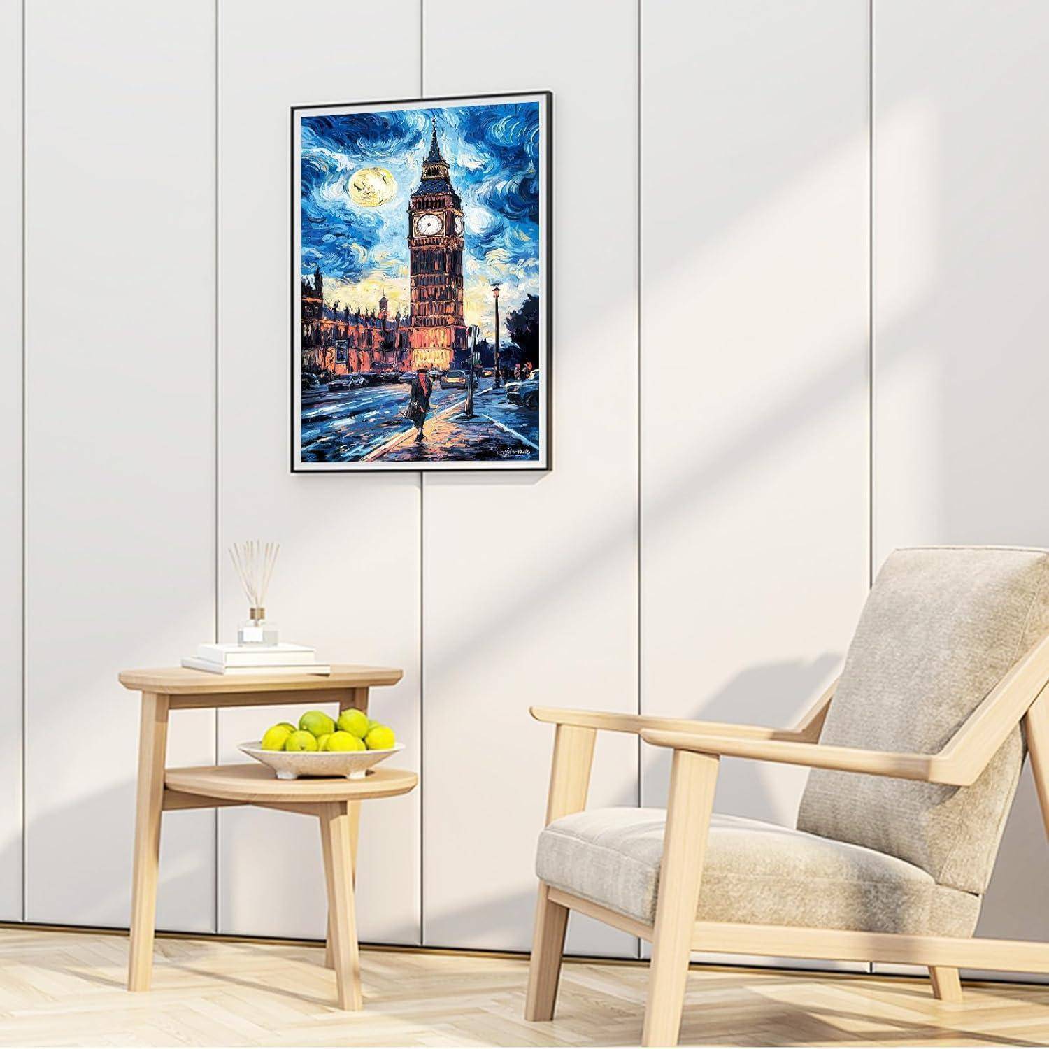Modernes Wohnzimmer mit beigem Sessel, kleinem Holzbeistelltisch mit Obst und Dekoration sowie einem gerahmten Gemälde des Big Ben an der Wand.