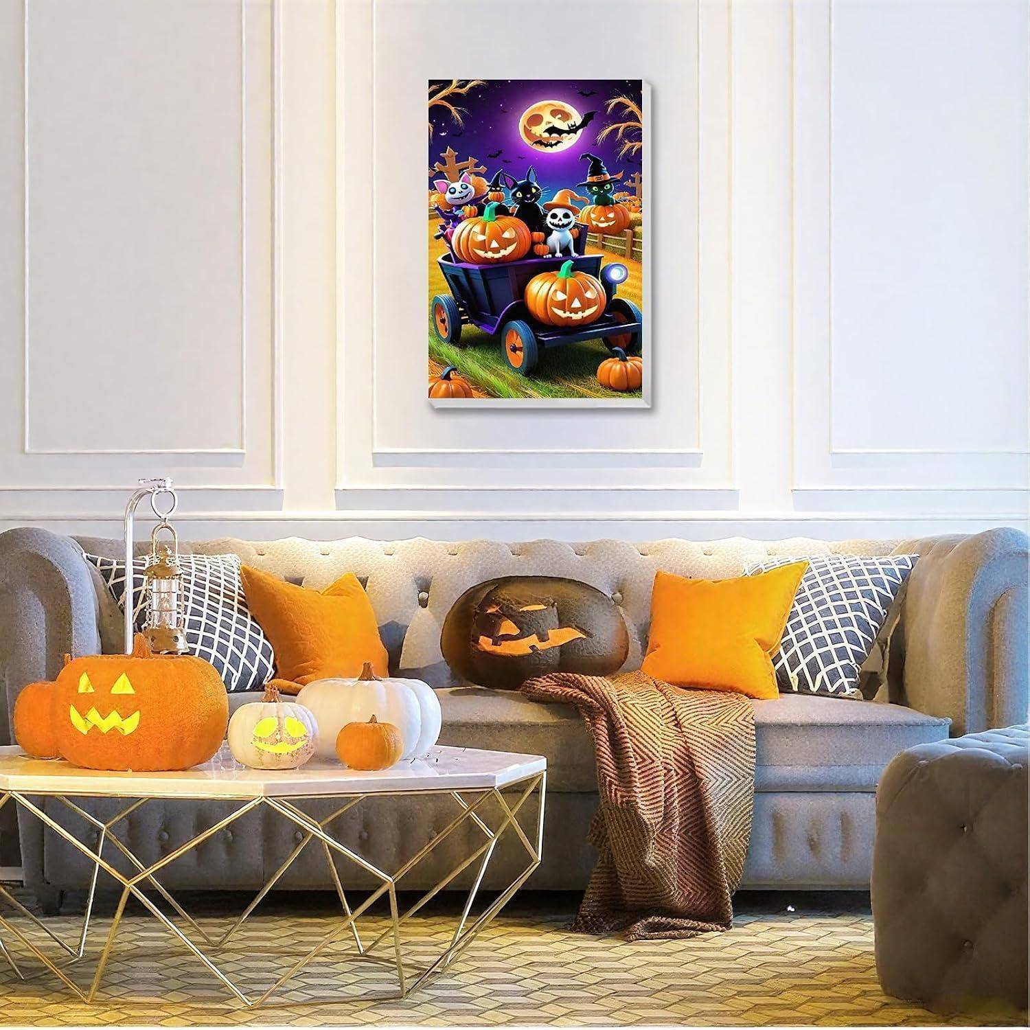 Gemütliches Halloween-Wohnzimmer mit Kürbisdekorationen, orangefarbenen Kissen und einem gerahmten gruseligen Kürbiskutschendruck über dem Sofa.