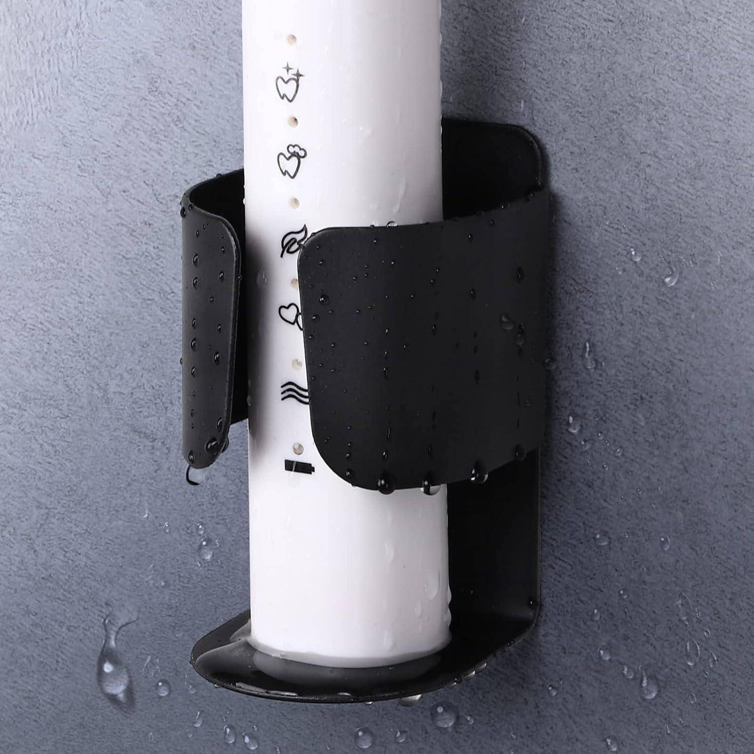 Weißer zylindrischer Pfosten mit gedruckten Symbolen wird von einer schwarzen wandmontierten Halterung an einer nassen grauen Wand gehalten.