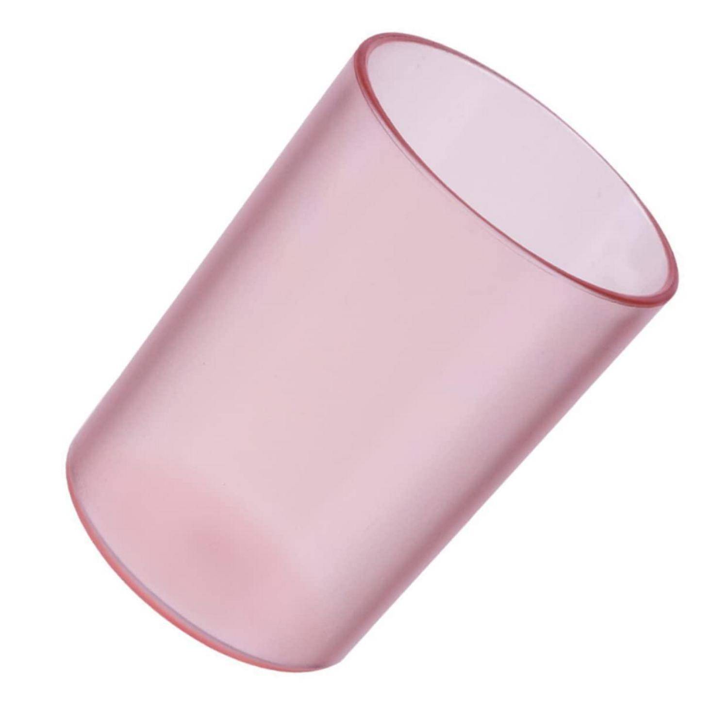 Ein durchscheinender rosa Plastikbecher oder Sleeve schräg auf weißem Hintergrund.