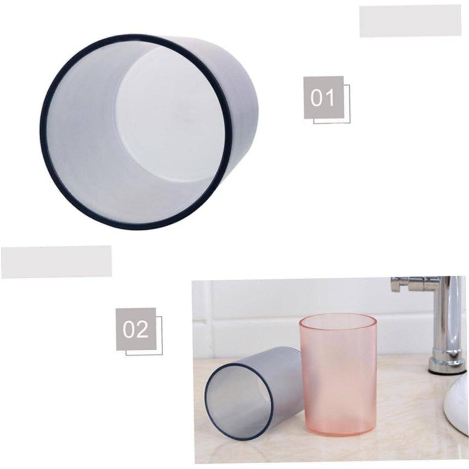Zwei durchscheinende Kunststoffbecher mit schwarzen Rändern, gezeigt in einem Produktbild, einer liegt auf der Seite und einer steht aufrecht in rosa Tönung.