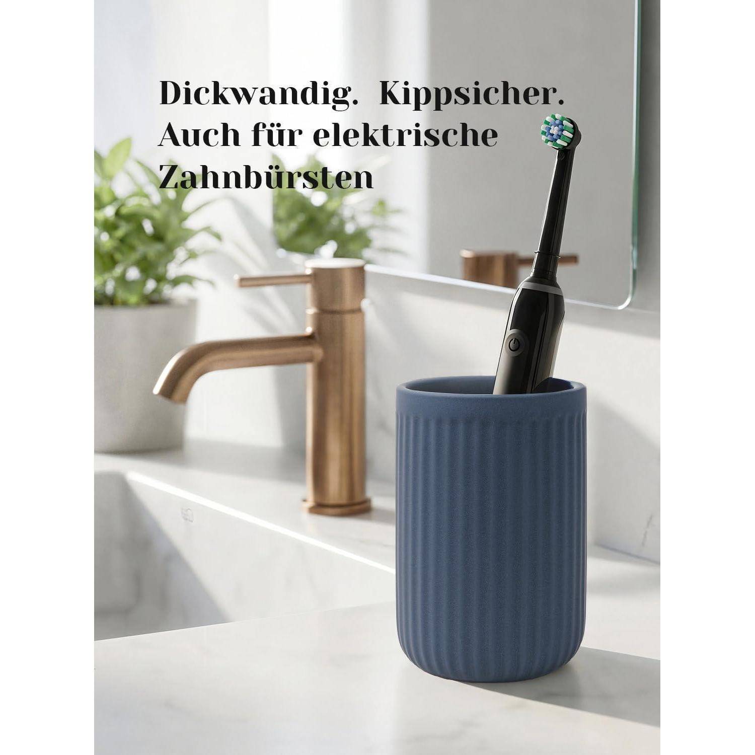 Blauer gerippter Zahnbürstenhalter mit einer elektrischen Zahnbürste neben einem Waschbecken; Text sagt „Dickwandig. Kippsicher. Auch für elektrische Zahnbürsten