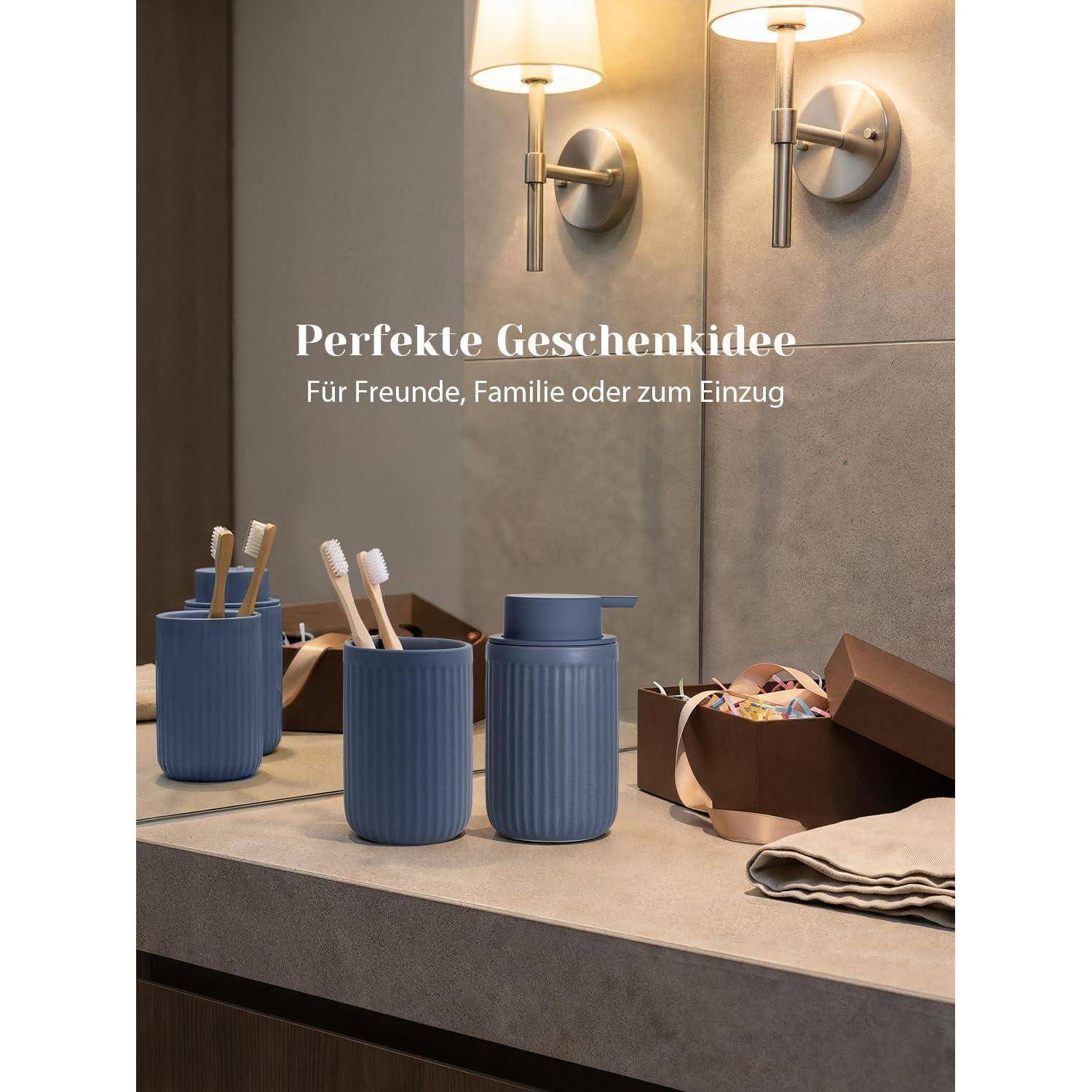 Badezimmerwaschbecken mit blauen gerippten Bechern, die Zahnbürsten halten, und einer Geschenkbox, überlagert mit deutschem Text: „Perfekte Geschenkidee